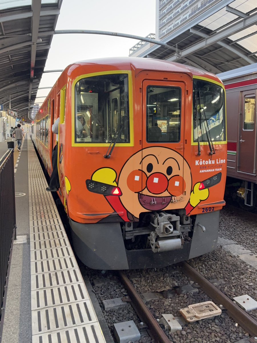 高松駅なう うう 俺の好きやった原色2600系くん こんな姿になってし