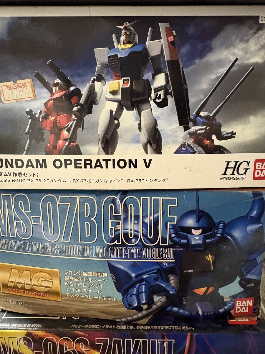 markx_okopure's tweet photo. 叔父さんから大量にガンプラ貰いました嬉しい限り。しかも赤バンダイ……最高かて……(圧倒的ファースト勢の叔父)ちなみにファーストは子供の頃に叔父さんからビデオ借りて観てた勢。大切に作りますわ。 https://t.co/Jzu2Cn7u9R