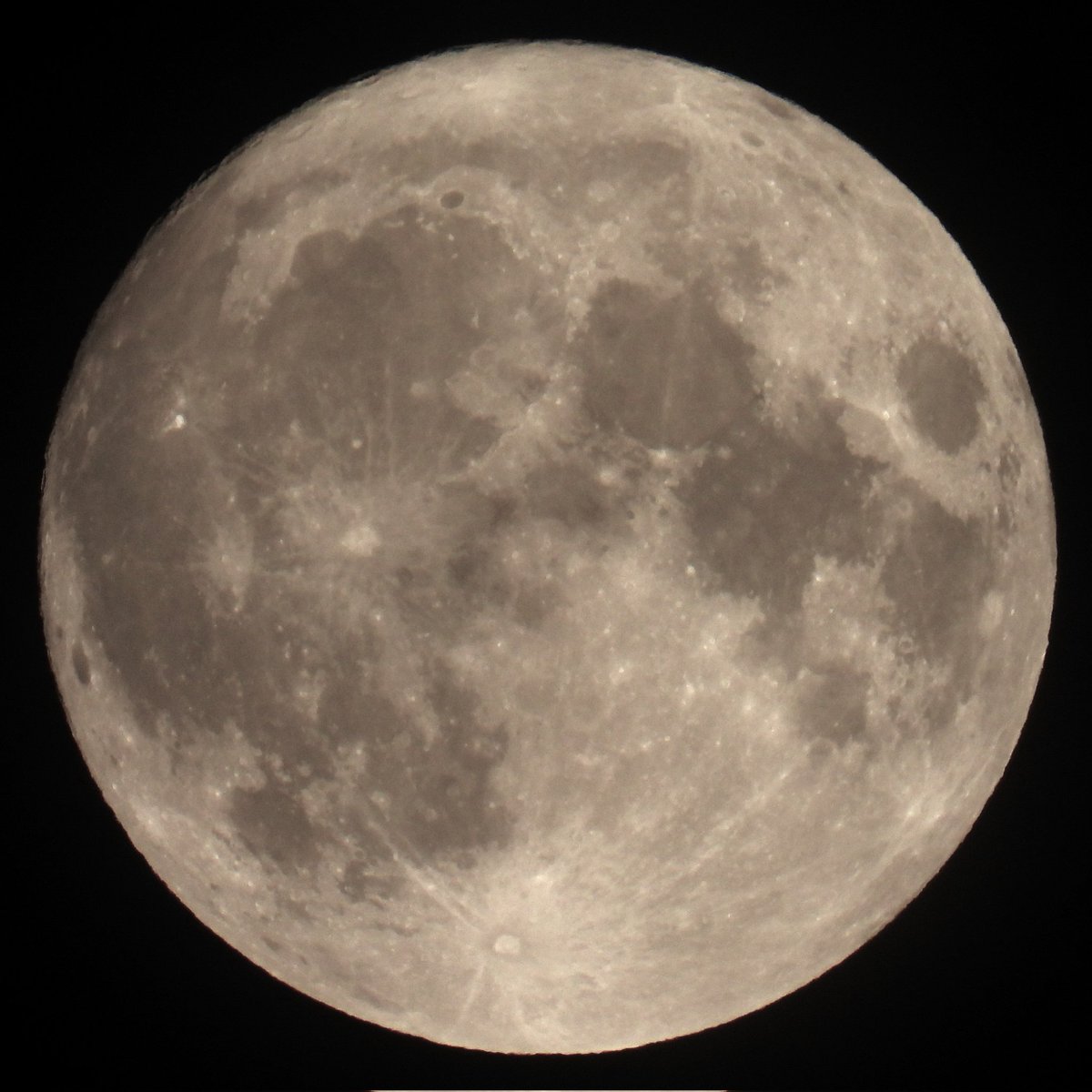 FunkyAppleTree's tweet photo. BLUE MOON ALERT: An astonishing gap in the clouds at 1:01am 😱💙🌝 #fullmoon #BlueMoon @StormHour @ThePhotoHour #LoveUKweather #London https://t.co/pz1ivggcnK