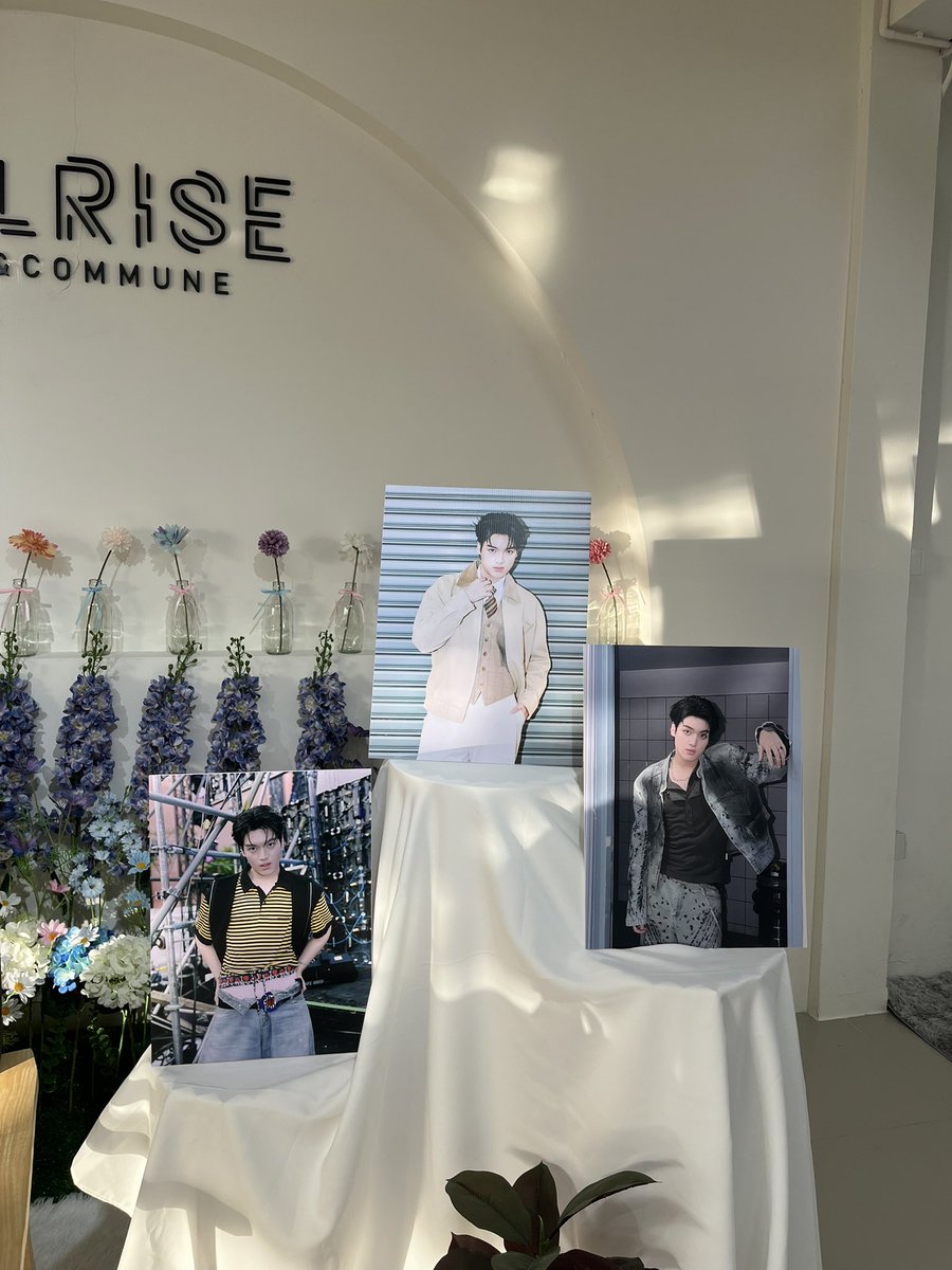 ashiningstar05's tweet photo. ตอนไปคาเฟ่อชิ #AshiDay21stWithLove เป็นช่วงเย็นแสงสวยมากจริงๆ คับ 🥺🤏🏻 เหมือนมินิแกลเลอรี่ ✨ ให้ถ่ายรูปกับอชิเยอะมาก น่ารักทุกมุมเลย 🫶🏻 
#Ashi21stBirthday #aliazhl_ #CLO_VER @aliazhl 

ขอบคุณที่จัดคาเฟ่น่ารักๆ ให้ได้ไปแฮปไปเติมอชินะคับ น่ารักมากก 🍀✨
วันนี้วันสุดท้ายแล้ว เย็นวันอาทิตย์สบายๆ แบบนิไปเติมอชิกันคับ 
ปล. อย่าลืมหยิบ giveaway ตรงจุดวางน้า