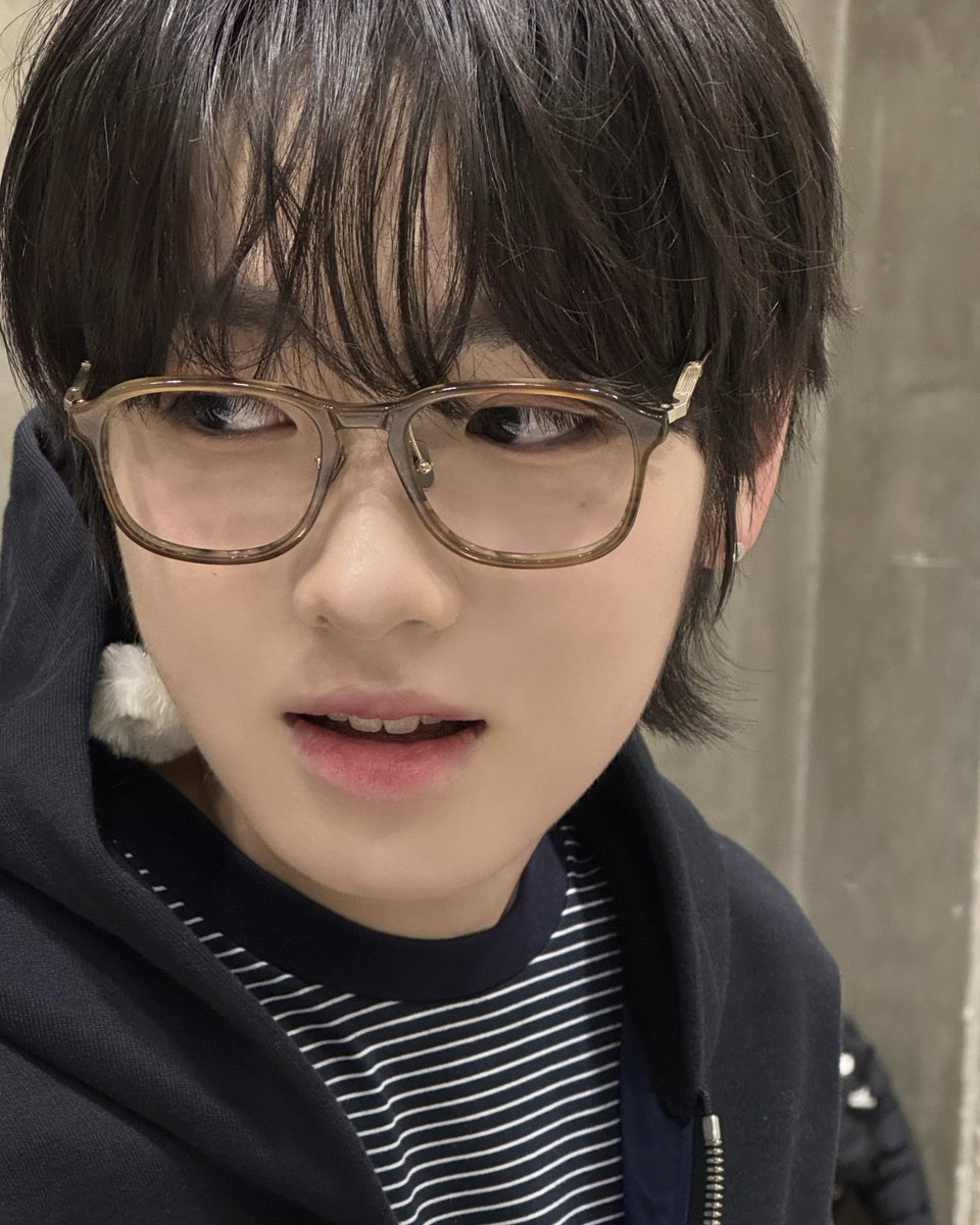 iszsaku's tweet photo. 안경 쓴 사쿠가 너무 좋아서 안경콤 생길것같다 https://t.co/BNzOl8anYV