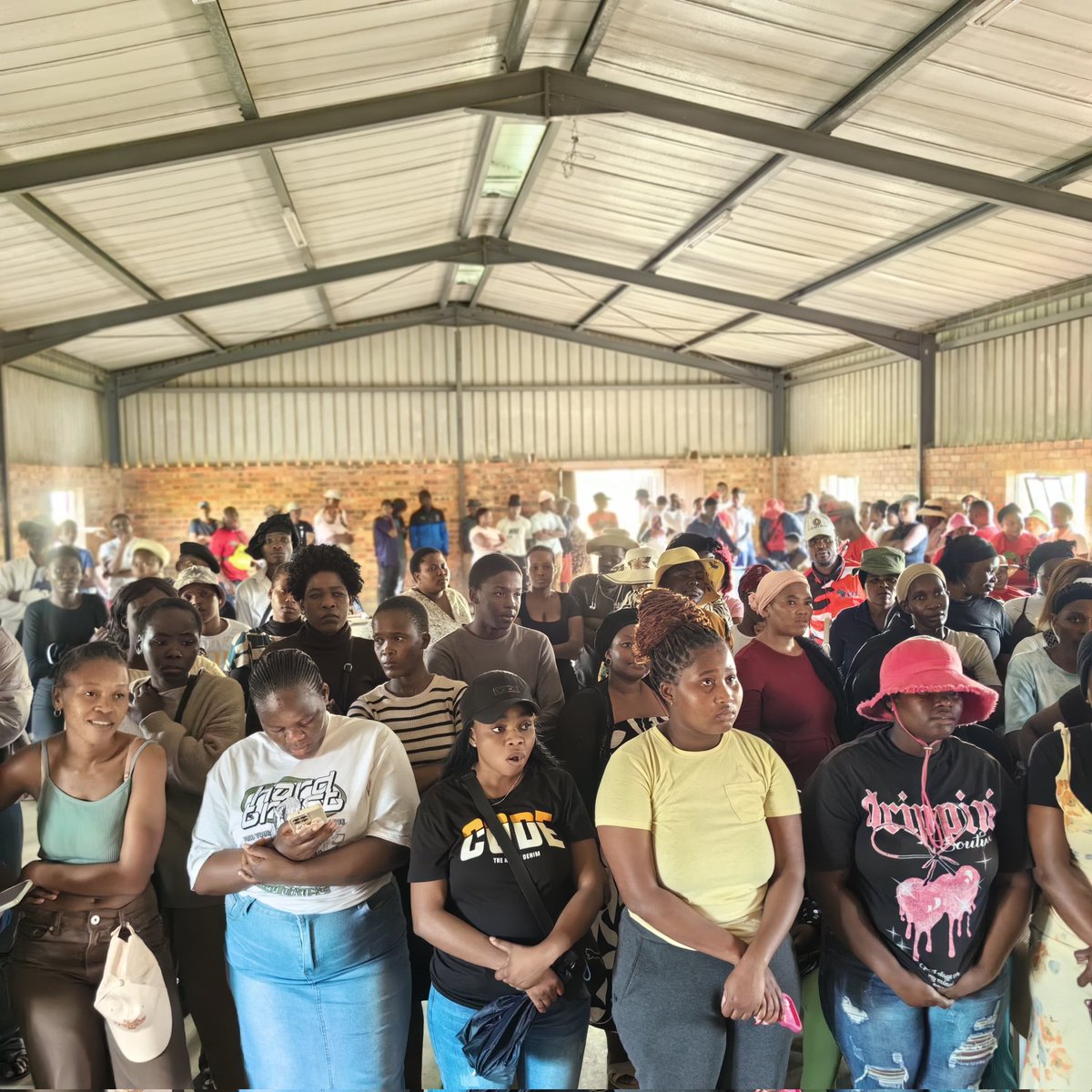 EFFMtuba's tweet photo. ♦️Ezithombeni♦️

Usihlalo we-EFF KwaZulu-Natal,  CMSR Mongezi Twala ethula inkulumo yakhe lapho ethembise ukwelekelela itsha yaseWard 10 ngama-learners license abafundi abaw200 . Uphinde wagcizelela entsheni ukuba ingaliyeki ithuba elisuke liyinqayizivele njengaleli. https://t.co/SPZDRhzeLv