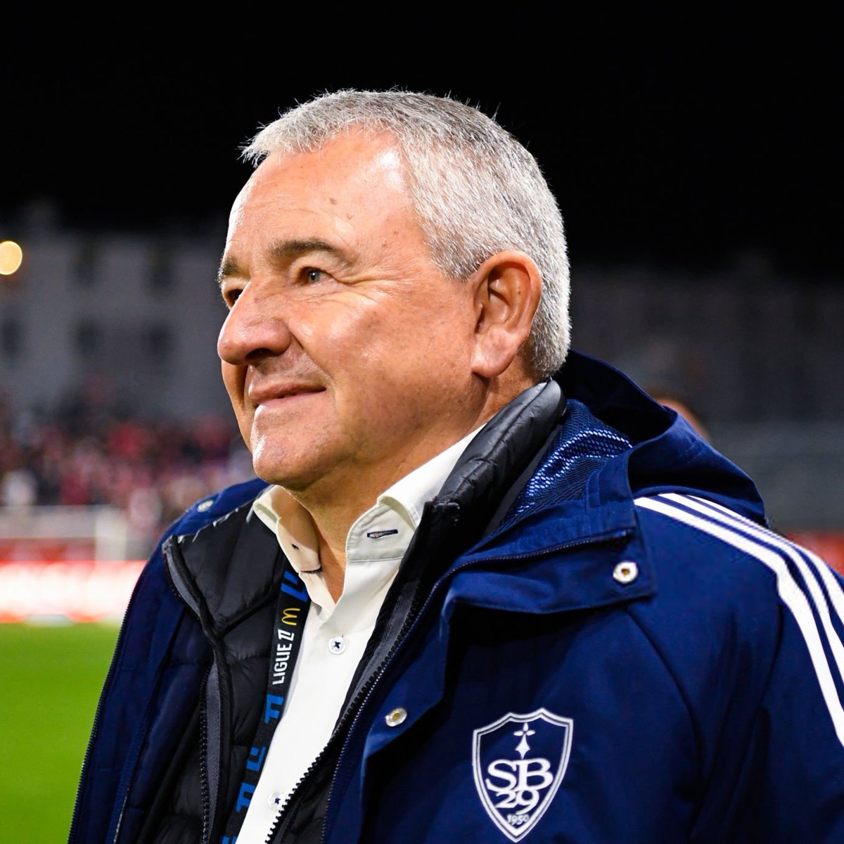 ActuL1_'s tweet photo. 🚨 LE STADE BRESTOIS PRÊT À ADOPTER UN NOUVEAU MODÈLE FINANCIER ! 💰❤️🤍

Face à la baisse des droits télévisuels, le président Denis Le Saint se montre ouvert à une évolution économique majeure pour assurer l'avenir du club. 

S'il exclut toute vente irréfléchie, il n'écarte plus l'idée d'ouvrir le capital, évoquant même la possibilité d'intégrer un projet de multipropriété.

(@lequipe)