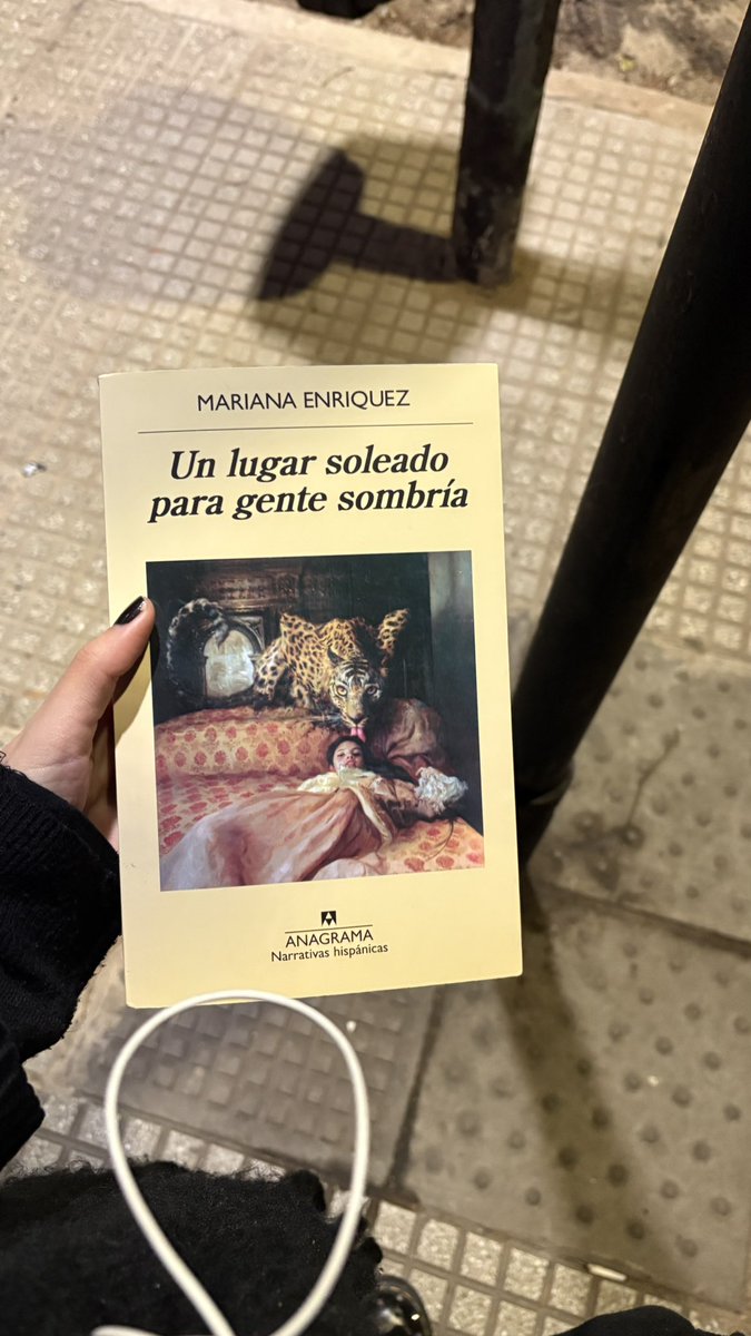 moraxserra's tweet photo. cuando estás esperando el bondi a las 3:30 am, pero te protege un libro de Mariana Enriquez https://t.co/qAns991ELF