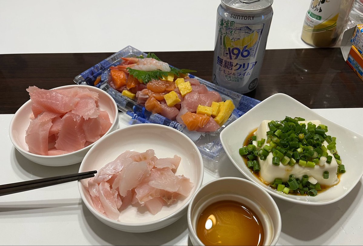 mayukinco's tweet photo. 本日の晩酌セット
刺身切落とし
びんちょうぶつ切り
ヒラメ刺身
冷奴
食ったら風呂入って寝るか🛀
#晩酌 https://t.co/PaMZTFqnZ0