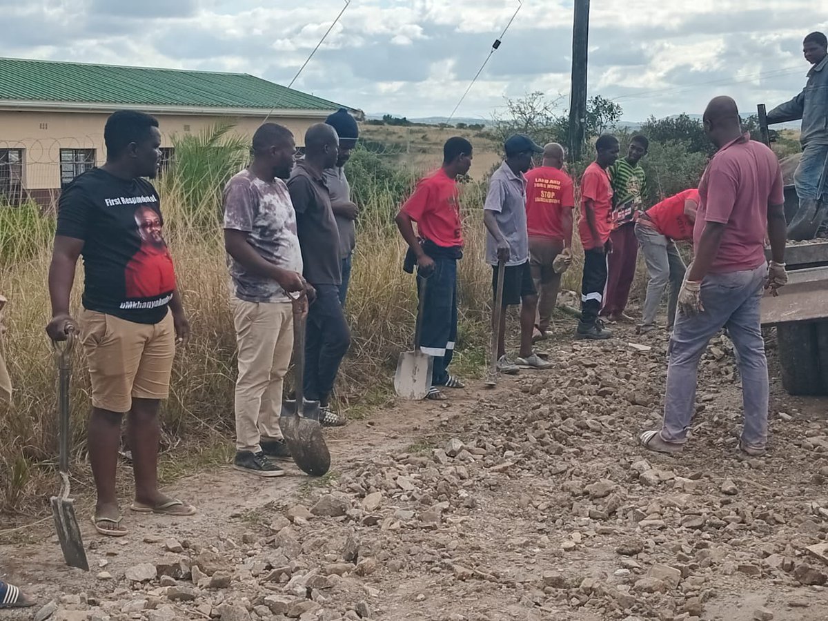 EFFMtuba's tweet photo. ♦️EYITHOMBENI♦️

Namuhla u-Ward 14 beholwa uShlalo u-fighter Xolani Shoyisa bebenohlelo lokulungisa umgwaqo wase-Bhekumusa VD, okuyilapho khona okunabantu abangasakwazi ukuhamba kakhulukazi ngezimoto okumele zisize abantu. https://t.co/6lrCLjIJFb