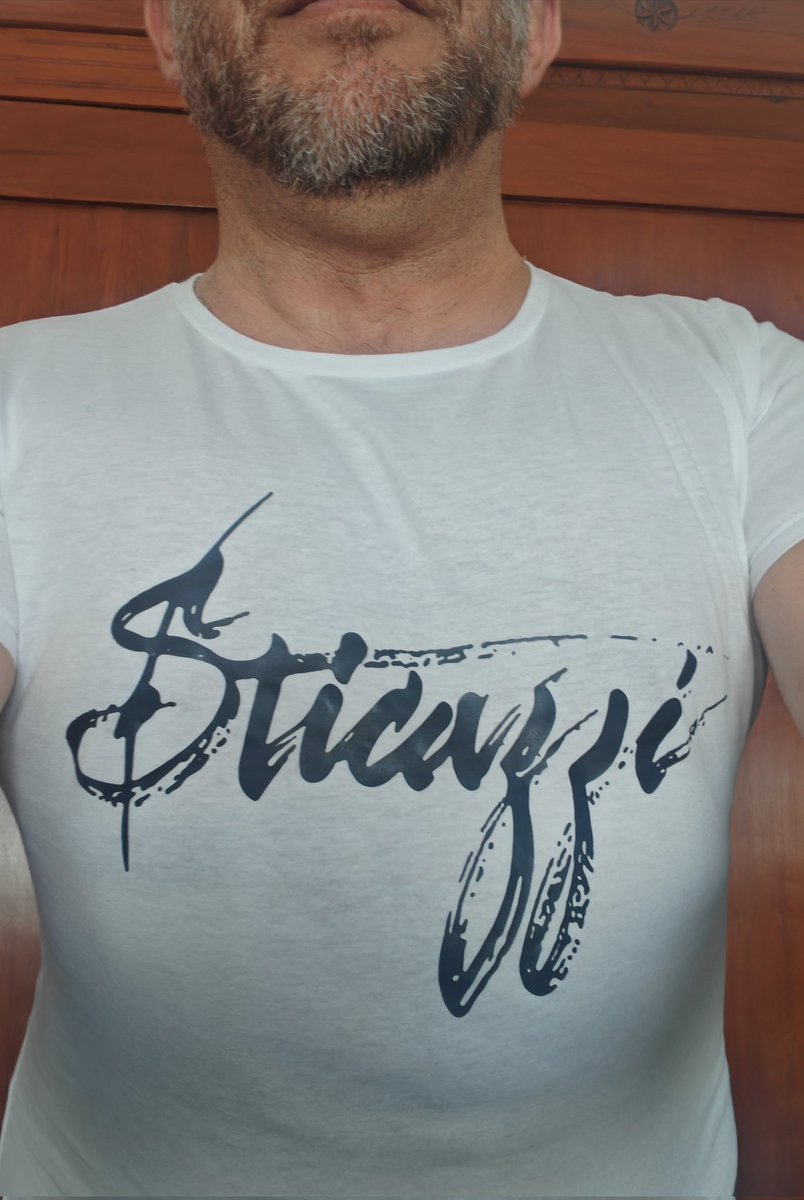 Umastru1's tweet photo. Nuova stagione marittima, nuovo set di magliette meravigliose, iniziamo 😂😂 #sticazzi https://t.co/i6WLG3uur3