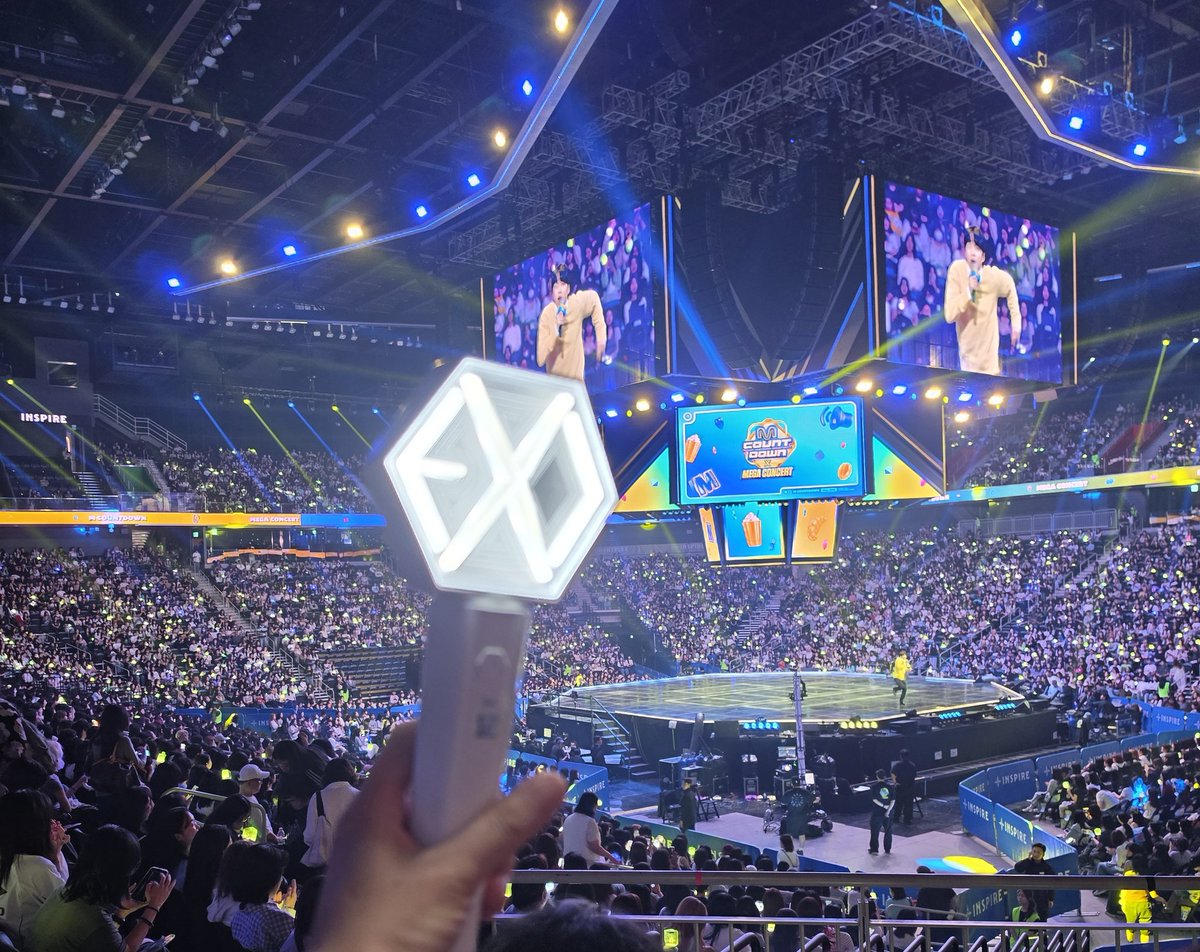 seowonhui8's tweet photo. 2026 메가 콘서트 첨에 에리디봉 많이 안보여서 솔직히 걱정했음;; 
근데 나두 엑소 맨마지막일거라 불빛약해질까봐 중간에 잠깐씩만 켰다
 글고 두 시간동안 타돌보며 응원봉 흔들 에너지가  없음😂+ 잘 알지 못함 이슈🙏..
그러다가 엑소 나올때되자 여기저기서 갑자기  에리디봉이 쑥쑥 올라오구 주변이 엑소다 엑소다 웅성거리드니 엑소 등장하니까 타팬들이 다 먼저 우르르 앞으로 나감. 나 진짜 깜딱이야; 
진행요원은 통제력잃음;; 휀걸들 계단 복도에 다 앉음. 팬덤 전체가 환영하는 분위기였고 크라운 반응 진짜 겁나 좋았음~~!!
크레이지는 솔직히 궁금했다. 우리가 엑친자들이라서 그런건지 🫠아님 다른 사람들 보기에두 미친 곡이 맞는지...
근데 엄청 집중하다가 작두타는 부분에서 다같이 우와~~ 함성터져서 역시!! 했음🫶🫶
플랫라인은 넘 아름다웠는데 타팬들이 플랫라인 영상두 많이 올리는거 보니 역시 믿듣엑 🩵리버스 앨범 만세!
한줄평! 엑소는 엑소다! 👑 불변의 진리.