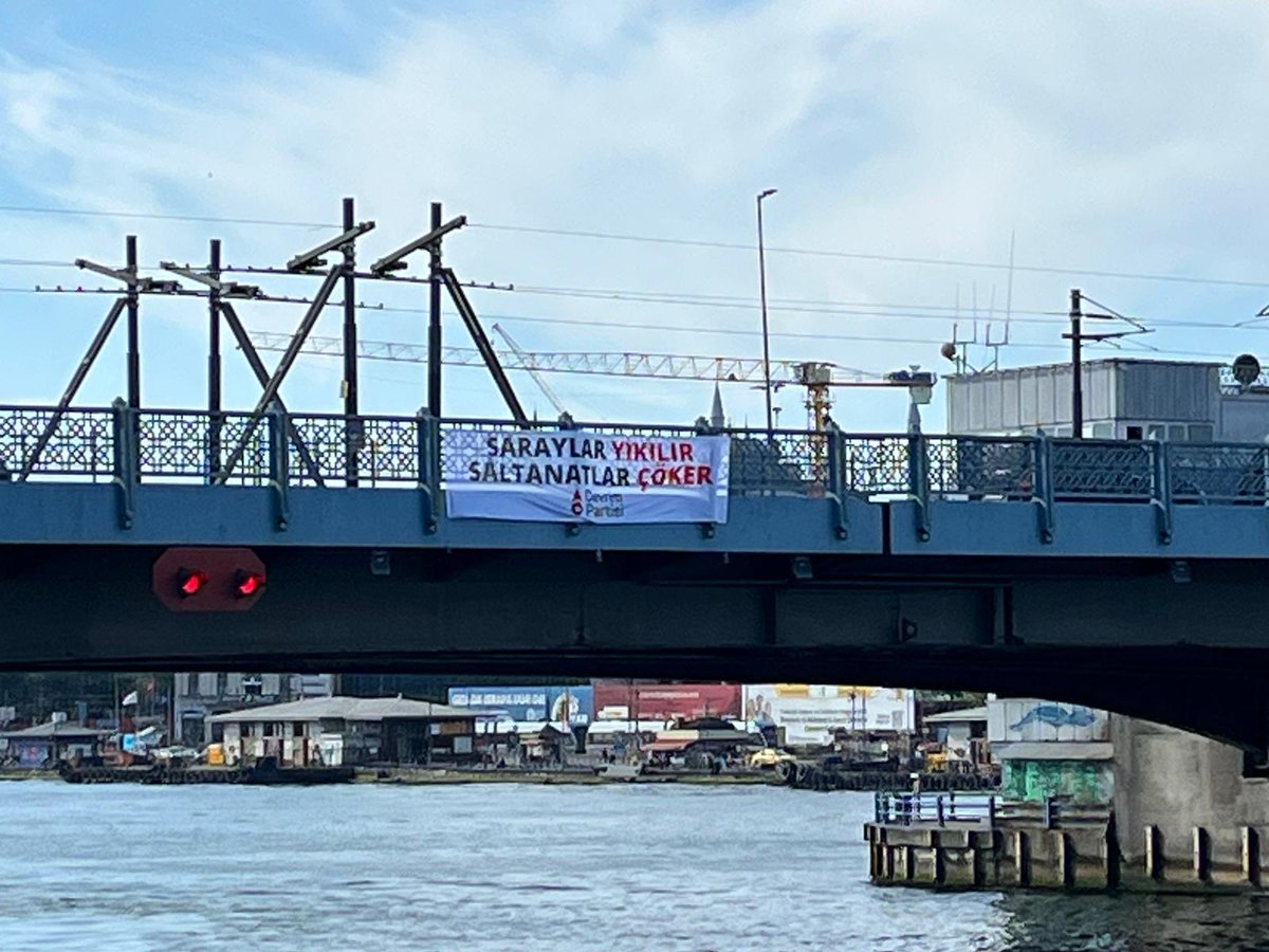 Devrimistanbul_'s tweet photo. Gezi Direnişi’nin 13. yıl dönümünde Galata Köprüsü’nden seslendik:

Saraylar yıkılır, saltanatlar çöker. https://t.co/NIqw5vyb96