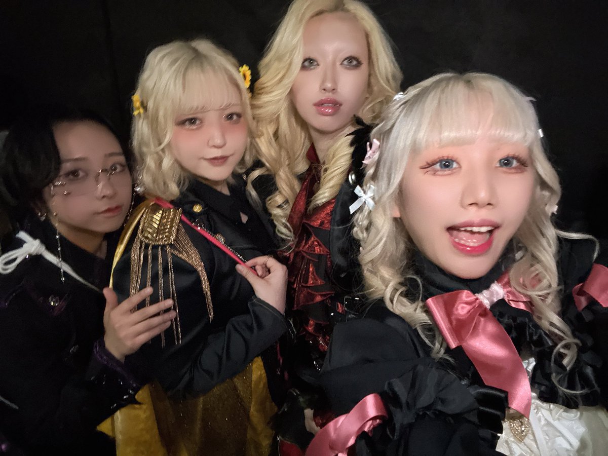 Order__c's tweet photo. #夜会vol6 おだし揃ってます‼️‼️‼️

物販スペースに居るので、
みんなおいでね〜〜〜🌻🎀🐦‍⬛👓 https://t.co/Kv4OGeg2dz