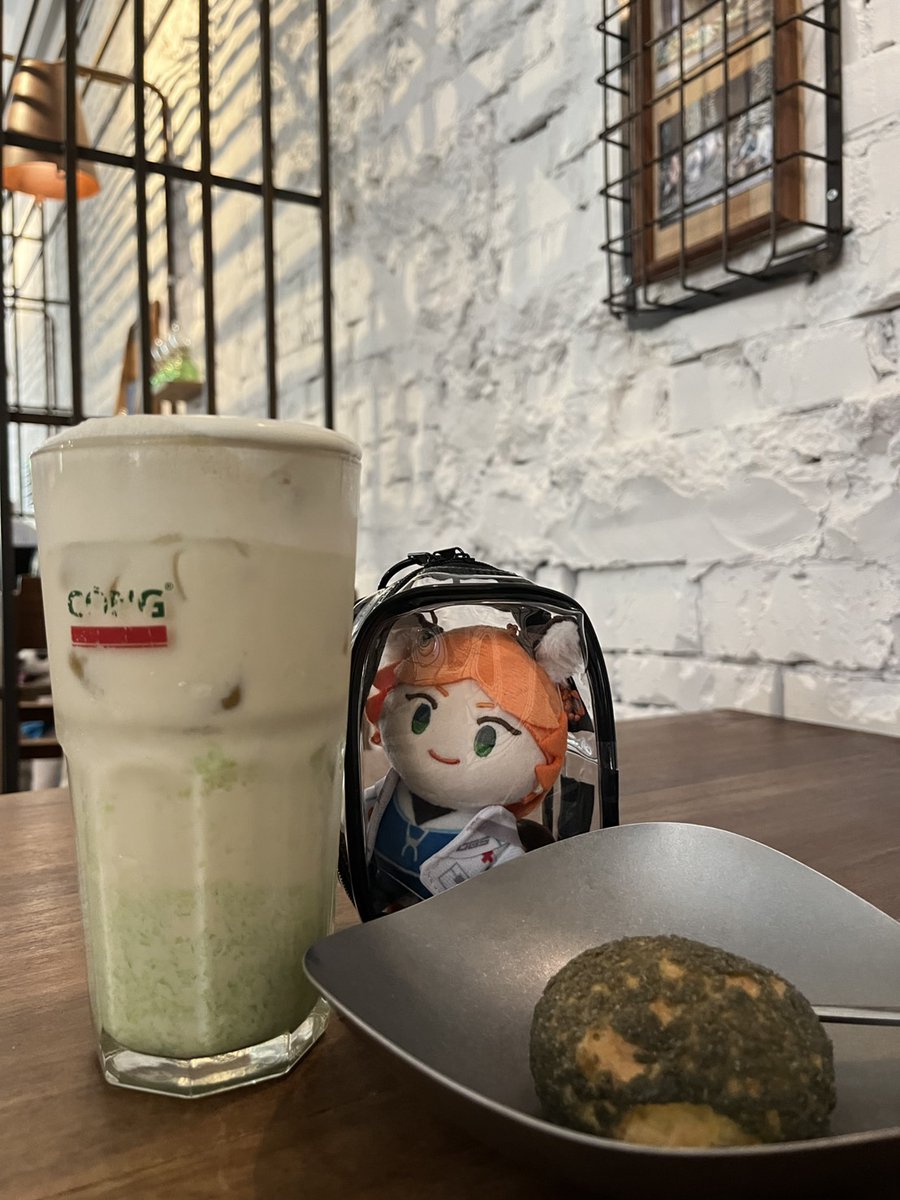 28743868zz's tweet photo. 【維吉邁觀察日記04】
飲料對我來說有點甜，但維吉邁喜歡真是太好了
綠米跟茉莉茶讓整個奶香四溢的飲品中增加了清爽感
除此之外，我很喜歡綠米帶給飲料的層次感

可以感覺到維吉邁在凝視我甚麼時候才要去讀書
跟他說我今天是去練吉他的，他才放過我

小熊貓耳朵&amp;拍不到的尾巴： @ChiyoLearn https://t.co/IbVD1zMgpY