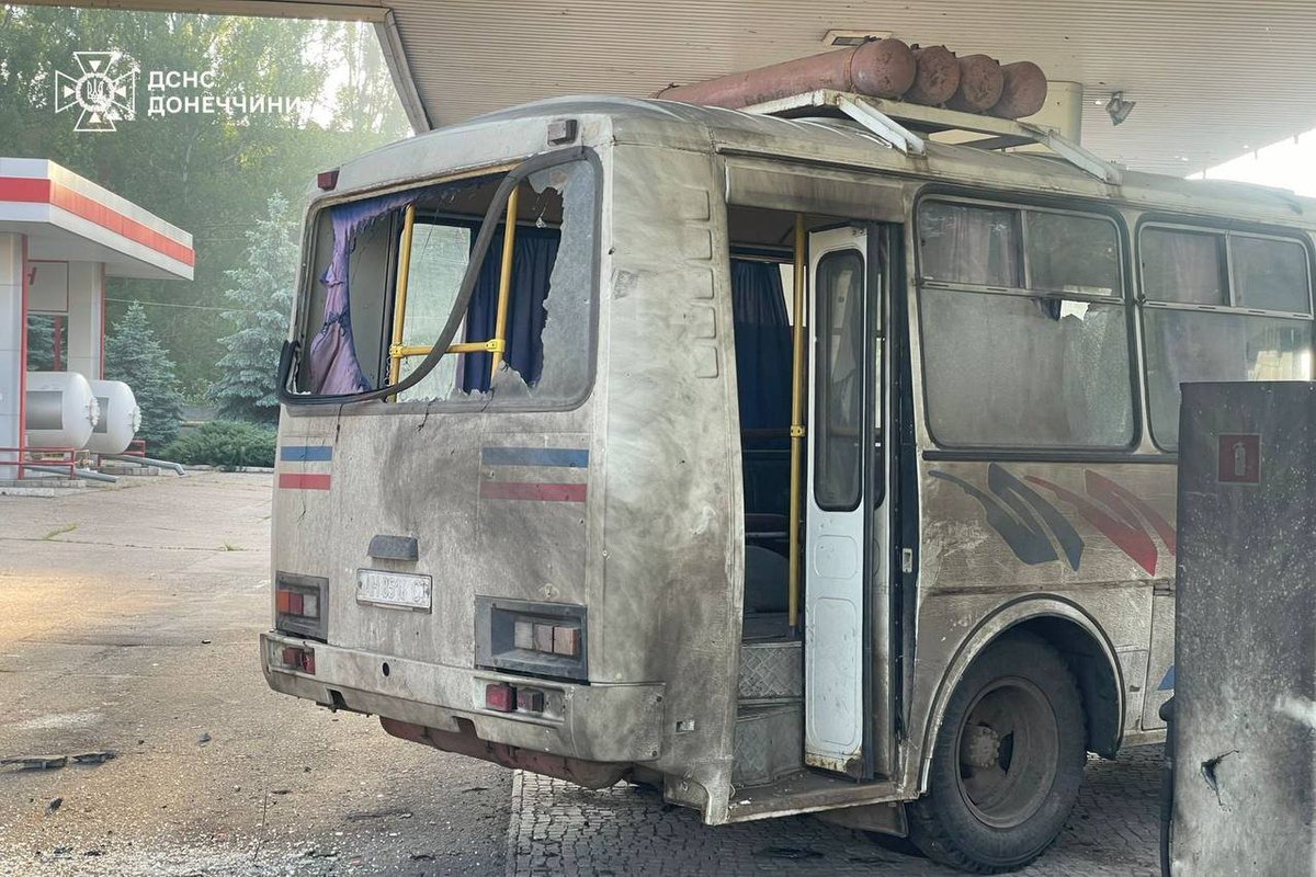 zarGEOINT's tweet photo. 🇺🇦🇷🇺 A Russian drone struck a gas station in Sloviansk, Donetsk Oblast, Ukraine.

📍 Geolocation: 48.84393, 37.59469

@GeoConfirmed @UAControlMap @AndrewPerpetua 

1/2 https://t.co/btUyz4uAos