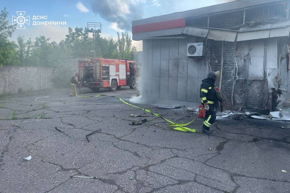 zarGEOINT's tweet photo. 🇺🇦🇷🇺 A Russian drone struck a gas station in Sloviansk, Donetsk Oblast, Ukraine.

📍 Geolocation: 48.84393, 37.59469

@GeoConfirmed @UAControlMap @AndrewPerpetua 

1/2 https://t.co/btUyz4uAos