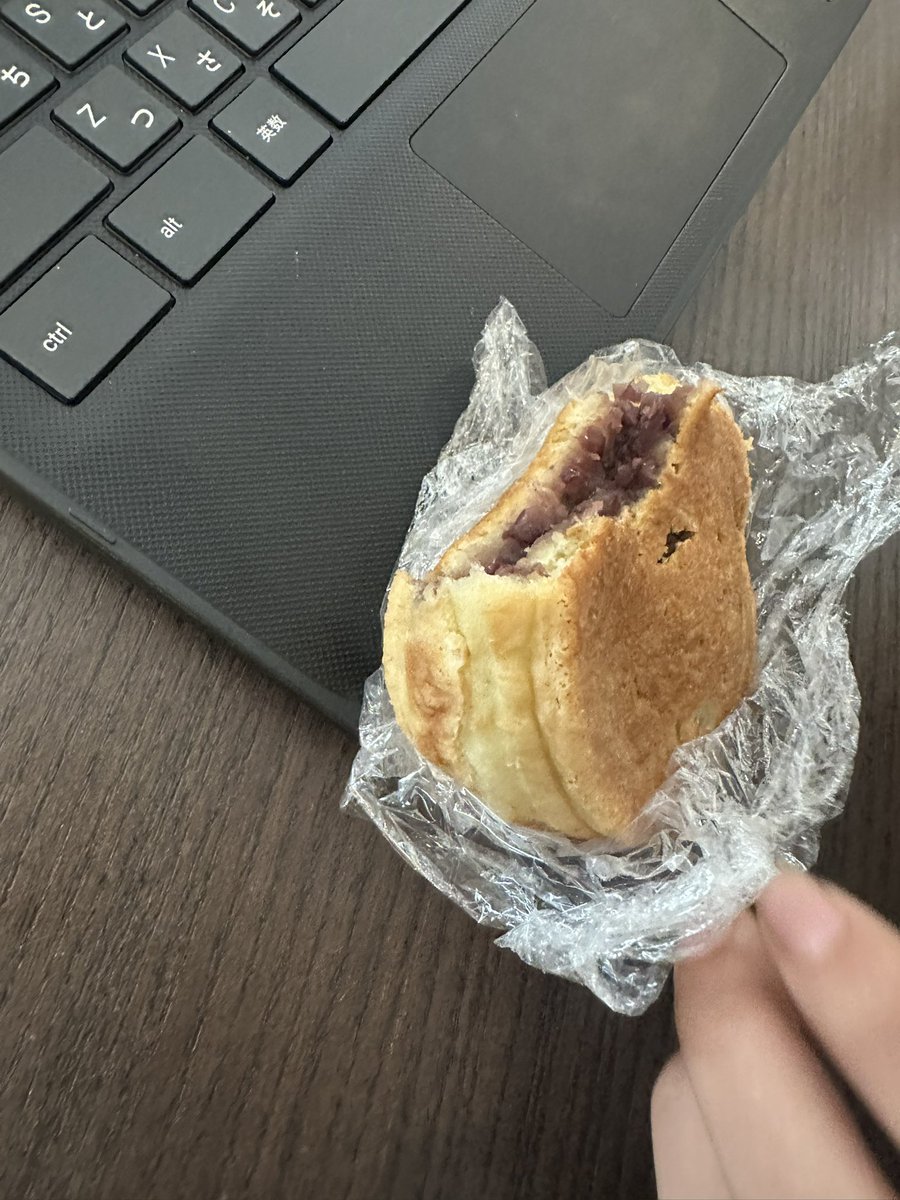 picanya's tweet photo. 子どもがなんか食べてて、ああ、ベイクドモチョチョ食べてるのかーって言ったら「ベイクドモチョチョ？！」って元ネタみたいな反応された https://t.co/zXKa5kMZeE