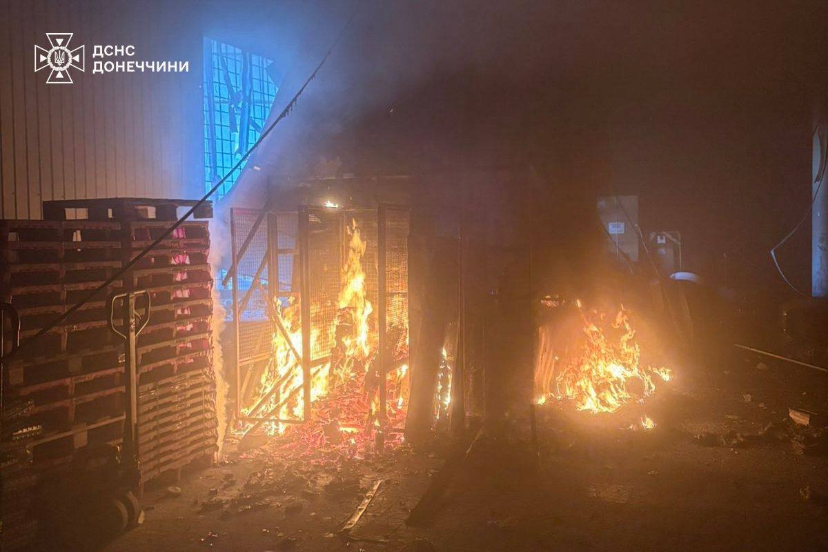 zarGEOINT's tweet photo. 🇺🇦🇷🇺 A Russian drone struck a gas station in Sloviansk, Donetsk Oblast, Ukraine.

📍 Geolocation: 48.84393, 37.59469

@GeoConfirmed @UAControlMap @AndrewPerpetua 

1/2 https://t.co/btUyz4uAos