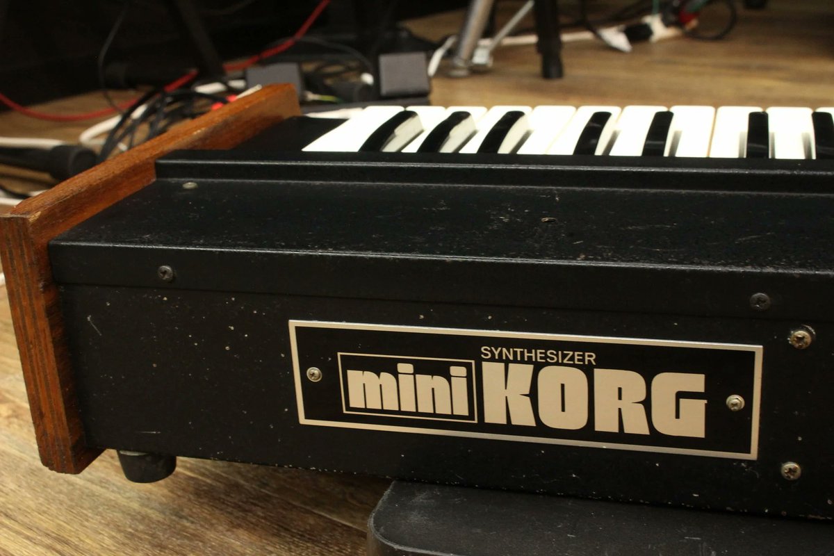 1484_shinjuku's tweet photo. KORG miniKORG 700S 中古で入荷!
シンプルなパネルからは想像できないほど多彩なサウンドを作り出すことができる国産シンセ初期の歴史的モデル!鍵盤下にあるローパス/ハイパスフィルターの役割を担うトラベラー・コントローラーが特徴的!!
#vintagesynth #キーボードマート新宿 https://t.co/wrNM9bn3S7