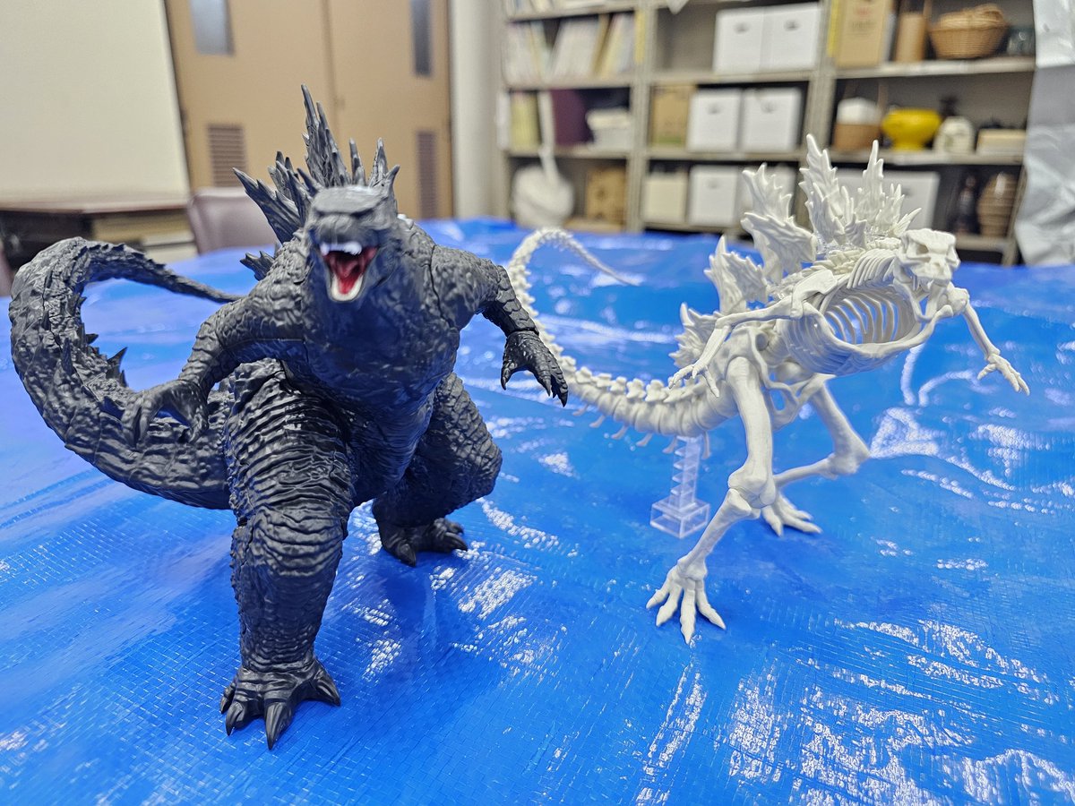 pisconor's tweet photo. 月一制作会で作ったよ。
50%OFFで見つけた骨格ゴジラ。
ウェザリングで博物館風に仕上げたいな～🥸

#つくるのだ
#ゴジラキング・オブ・モンスターズ https://t.co/zVbaIR0aob