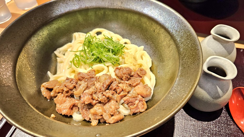 magobee1's tweet photo. 物語コーポレーションの新業態のうどん屋
肉讃岐 もっちりうどん源次郎行ってきた( ･ิω･ิ)

うどんが1玉～4玉まで全部料金同じ🥢
ウエスト系の生そば あずまと同じ方式だね🍜

写真は牛煮込みぶっかけ🐮
煮込みの牛肉美味しかったのでまた近々リピしますฅ^•ω•^ฅ

#肉讃岐もっちりうどん源次郎 https://t.co/RjcFqVzWot