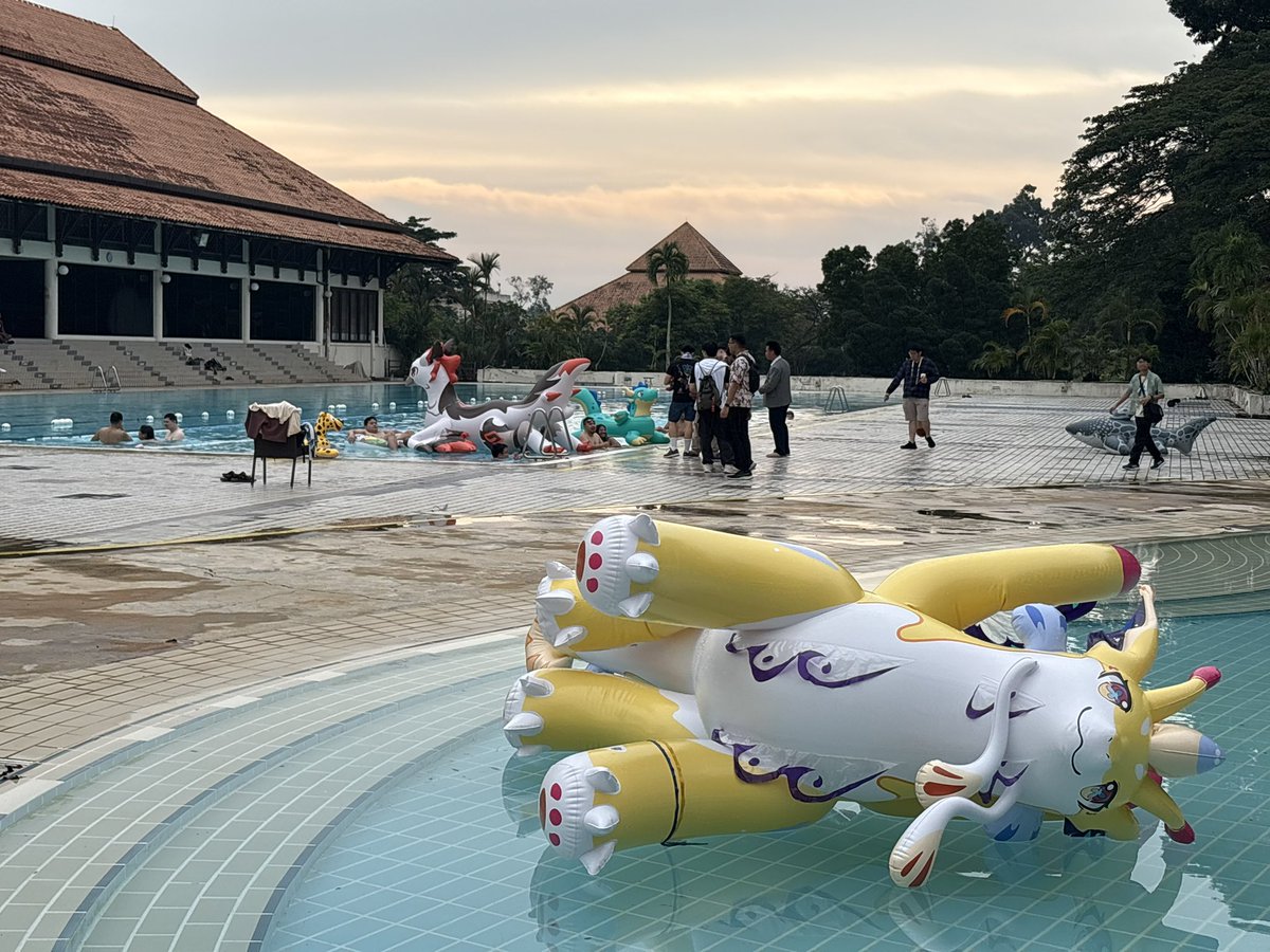 Shugnussy's tweet photo. the #furlieu26 pool party https://t.co/zvaQSNmydd