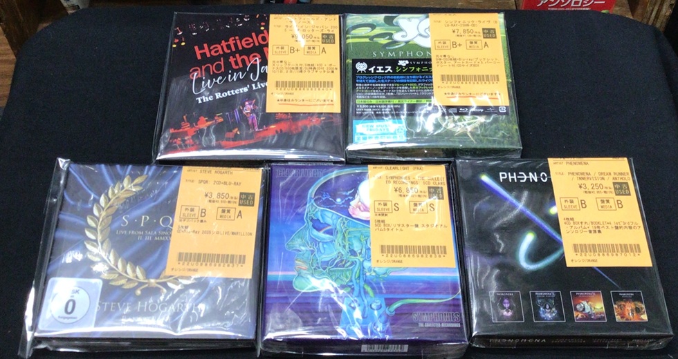 diskunion_DS3's tweet photo. 新着中古CDも5月最終日も全力投球♪
まとめて約60枚店頭出しいたしました♪

我らがキング クリムゾンの
コレクターズクラブがまとめて入荷♪

さらにはハットフィールドやイエス,
CLEAR LIGHTのBOXモノも充実♪

日本人も面白いところが入荷してます!
ぜひお見逃しなく♪

https://t.co/YOezIhl3ot https://t.co/aELGiKDGD8