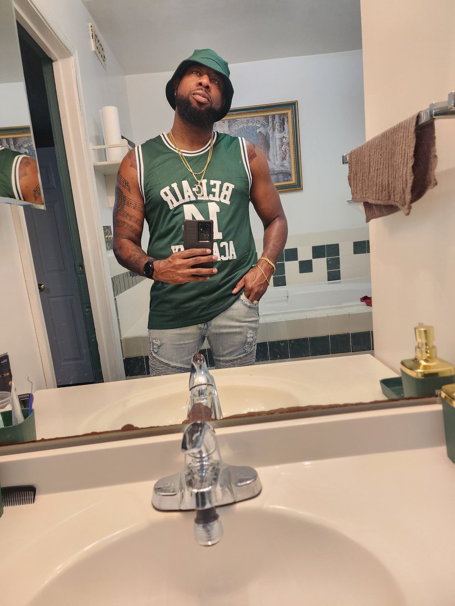 Toptiergiant's tweet photo. Lost a lil weight, now I need to get in the gym an tighten up. I'm tryna be phine! phine! https://t.co/xhfU78edxj