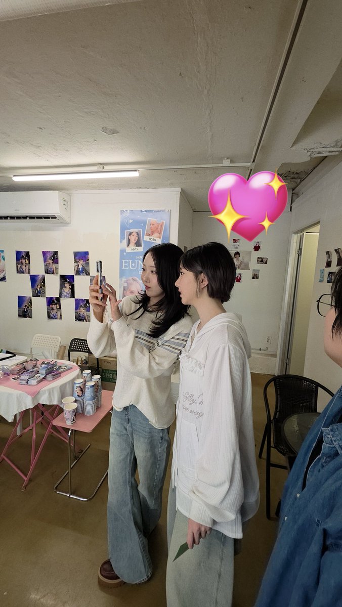 SANA1229_444's tweet photo. 톤앤매너 카페에 은비즈 등장 😎  #GFRIEND  #비비지 #은하 #신비 https://t.co/N1t6QT0m0G