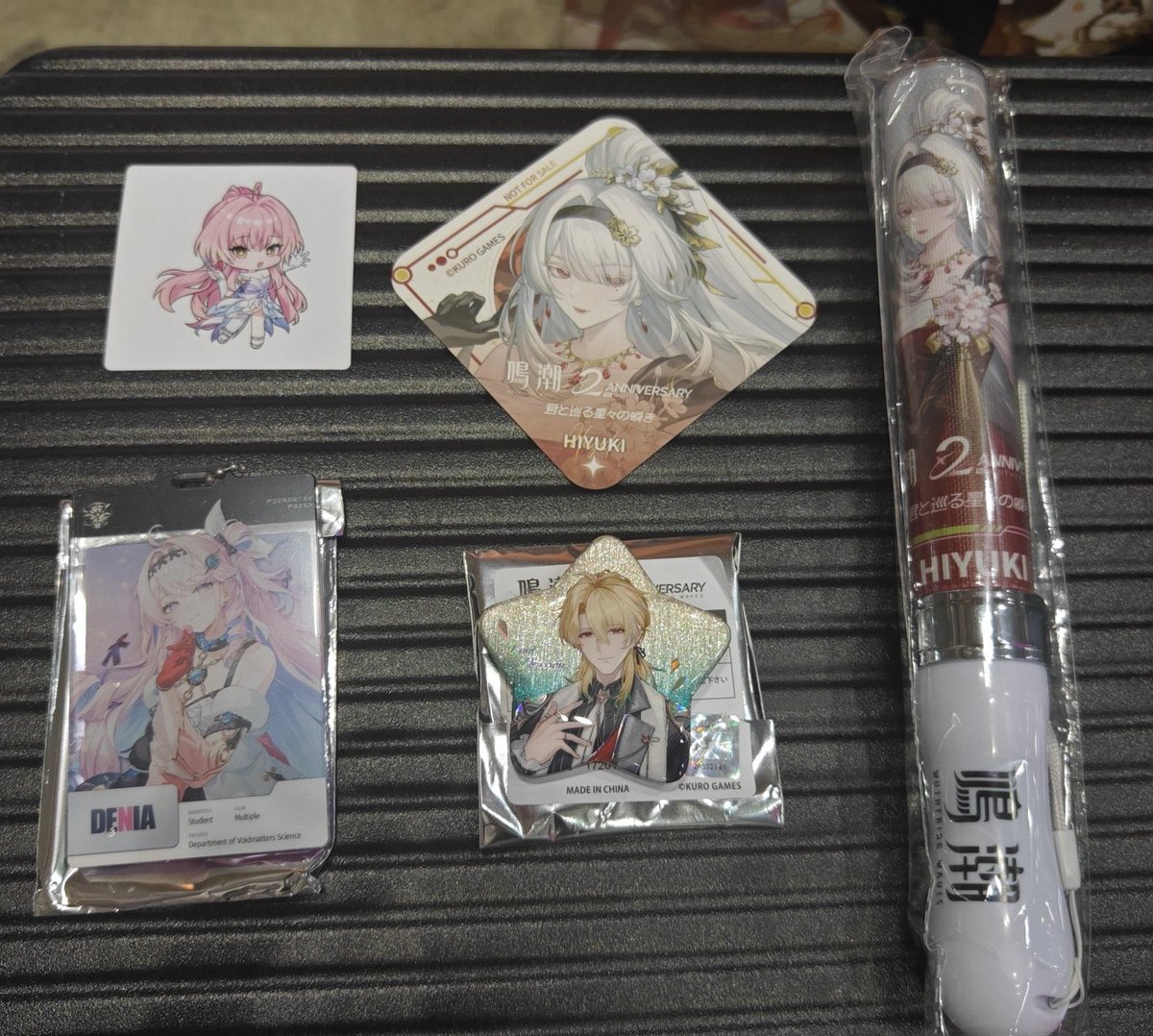 violet_chunxi's tweet photo. 鳴潮 WUWA 2周年フェス 交換　

譲
コースター：緋雪
ペンライト: 緋雪
ステッカー:エ��メス 
idカード:ダー二ャ
缶バッジ:リューク

求 
idカード:エイメス 
缶バッジ:アイメス
ステッカー:异種エイメス 
コースター：アイメス
ペンライト: アイメス

お気軽にお声掛けください！
現地交換希望です🙇 https://t.co/MlzL3w5W2S