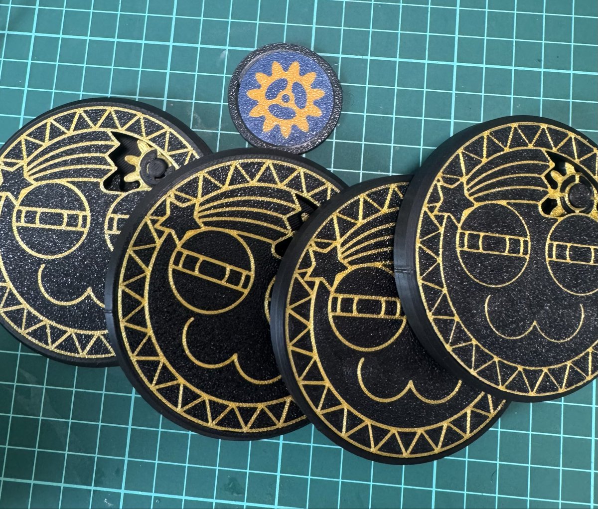 Death_by_Engine's tweet photo. 脚はまだ効率がそこまで良くないので作り直し。メイカーチップのオヤブンみたいな奴がたくさんできてしまった。 https://t.co/XDr9nsBS2Z