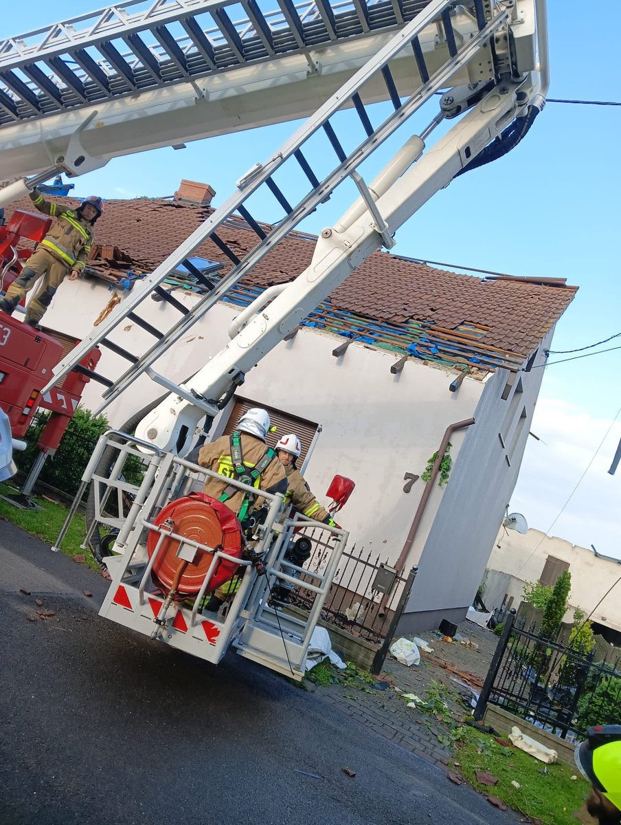 MocPiotr's tweet photo. ‼️Aktualizacja sytuacji po przejściu gwałtownej burzy i silnego wiatru na terenie powiatu strzeleckiego #KMPSPStrzelceOpolskie #tornado #Balcarzowice 

Według stanu na godzinę 9:00 strażacy oraz służby współpracujące zakończyły w nocy działania związane z usuwaniem skutków gwałtownej burzy, która przeszła przez teren powiatu strzeleckiego, w szczególności przez miejscowość Balcarzowice.

Na chwilę obecną odnotowano uszkodzenia 18 budynków, w tym 11 budynków mieszkalnych. W przypadku 5 budynków mieszkalnych konieczne było podjęcie działań związanych z zabezpieczeniem uszkodzonych połaci dachowych. Pozostałe obiekty doznały mniejszych uszkodzeń.

W wyniku powstałych uszkodzeń dwa budynki mieszkalne zostały wyłączone z użytkowania. Ich mieszkańcy znaleźli schronienie u członków swoich rodzin.

Od godziny 9:00 prowadzone są dalsze działania mające na celu zabezpieczenie uszkodzonych budynków, w szczególności przykrycie i zabezpieczenie uszkodzonych dachów przed ewentualnymi opadami atmosferycznymi. Na miejscu pracuje obecnie 5 zastępów straży pożarnej.

Najważniejszą informacją jest fakt, że w wyniku wszystkich odnotowanych zdarzeń nikt nie został poszkodowany.

W działaniach ratowniczych brało udział 55 zastępów Państwowej Straży Pożarnej i Ochotniczych Straży Pożarnych w sile 260 ratowników.

Dziękujemy wszystkim strażakom, służbom, samorządowcom oraz mieszkańcom za zaangażowanie w usuwanie skutków nawałnicy.

🛑Apelujemy jednocześnie o zachowanie ostrożności oraz śledzenie komunikatów służb i ostrzeżeń meteorologicznych.
📷 OSP Kadłub 
Ministerstwo Spraw Wewnętrznych i Administracji
MSWiA - Ochrona Ludności i Obrona Cywilna
Państwowa Straż Pożarna
Prewencja Społeczna Państwowej Straży Pożarnej
Monika Jurek Wojewoda Opolski
Komenda Wojewódzka Państwowej Straży Pożarnej w Opolu
Powiat Strzelecki
Policja Strzelce Op.
Ujazd - miasto i gmina