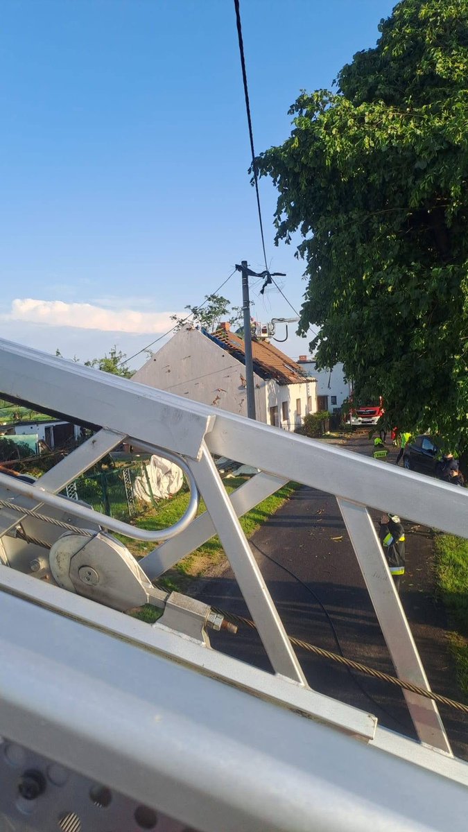 MocPiotr's tweet photo. ‼️Aktualizacja sytuacji po przejściu gwałtownej burzy i silnego wiatru na terenie powiatu strzeleckiego #KMPSPStrzelceOpolskie #tornado #Balcarzowice 

Według stanu na godzinę 9:00 strażacy oraz służby współpracujące zakończyły w nocy działania związane z usuwaniem skutków gwałtownej burzy, która przeszła przez teren powiatu strzeleckiego, w szczególności przez miejscowość Balcarzowice.

Na chwilę obecną odnotowano uszkodzenia 18 budynków, w tym 11 budynków mieszkalnych. W przypadku 5 budynków mieszkalnych konieczne było podjęcie działań związanych z zabezpieczeniem uszkodzonych połaci dachowych. Pozostałe obiekty doznały mniejszych uszkodzeń.

W wyniku powstałych uszkodzeń dwa budynki mieszkalne zostały wyłączone z użytkowania. Ich mieszkańcy znaleźli schronienie u członków swoich rodzin.

Od godziny 9:00 prowadzone są dalsze działania mające na celu zabezpieczenie uszkodzonych budynków, w szczególności przykrycie i zabezpieczenie uszkodzonych dachów przed ewentualnymi opadami atmosferycznymi. Na miejscu pracuje obecnie 5 zastępów straży pożarnej.

Najważniejszą informacją jest fakt, że w wyniku wszystkich odnotowanych zdarzeń nikt nie został poszkodowany.

W działaniach ratowniczych brało udział 55 zastępów Państwowej Straży Pożarnej i Ochotniczych Straży Pożarnych w sile 260 ratowników.

Dziękujemy wszystkim strażakom, służbom, samorządowcom oraz mieszkańcom za zaangażowanie w usuwanie skutków nawałnicy.

🛑Apelujemy jednocześnie o zachowanie ostrożności oraz śledzenie komunikatów służb i ostrzeżeń meteorologicznych.
📷 OSP Kadłub 
Ministerstwo Spraw Wewnętrznych i Administracji
MSWiA - Ochrona Ludności i Obrona Cywilna
Państwowa Straż Pożarna
Prewencja Społeczna Państwowej Straży Pożarnej
Monika Jurek Wojewoda Opolski
Komenda Wojewódzka Państwowej Straży Pożarnej w Opolu
Powiat Strzelecki
Policja Strzelce Op.
Ujazd - miasto i gmina