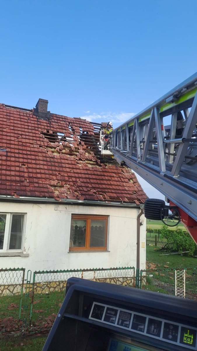 MocPiotr's tweet photo. ‼️Aktualizacja sytuacji po przejściu gwałtownej burzy i silnego wiatru na terenie powiatu strzeleckiego #KMPSPStrzelceOpolskie #tornado #Balcarzowice 

Według stanu na godzinę 9:00 strażacy oraz służby współpracujące zakończyły w nocy działania związane z usuwaniem skutków gwałtownej burzy, która przeszła przez teren powiatu strzeleckiego, w szczególności przez miejscowość Balcarzowice.

Na chwilę obecną odnotowano uszkodzenia 18 budynków, w tym 11 budynków mieszkalnych. W przypadku 5 budynków mieszkalnych konieczne było podjęcie działań związanych z zabezpieczeniem uszkodzonych połaci dachowych. Pozostałe obiekty doznały mniejszych uszkodzeń.

W wyniku powstałych uszkodzeń dwa budynki mieszkalne zostały wyłączone z użytkowania. Ich mieszkańcy znaleźli schronienie u członków swoich rodzin.

Od godziny 9:00 prowadzone są dalsze działania mające na celu zabezpieczenie uszkodzonych budynków, w szczególności przykrycie i zabezpieczenie uszkodzonych dachów przed ewentualnymi opadami atmosferycznymi. Na miejscu pracuje obecnie 5 zastępów straży pożarnej.

Najważniejszą informacją jest fakt, że w wyniku wszystkich odnotowanych zdarzeń nikt nie został poszkodowany.

W działaniach ratowniczych brało udział 55 zastępów Państwowej Straży Pożarnej i Ochotniczych Straży Pożarnych w sile 260 ratowników.

Dziękujemy wszystkim strażakom, służbom, samorządowcom oraz mieszkańcom za zaangażowanie w usuwanie skutków nawałnicy.

🛑Apelujemy jednocześnie o zachowanie ostrożności oraz śledzenie komunikatów służb i ostrzeżeń meteorologicznych.
📷 OSP Kadłub 
Ministerstwo Spraw Wewnętrznych i Administracji
MSWiA - Ochrona Ludności i Obrona Cywilna
Państwowa Straż Pożarna
Prewencja Społeczna Państwowej Straży Pożarnej
Monika Jurek Wojewoda Opolski
Komenda Wojewódzka Państwowej Straży Pożarnej w Opolu
Powiat Strzelecki
Policja Strzelce Op.
Ujazd - miasto i gmina