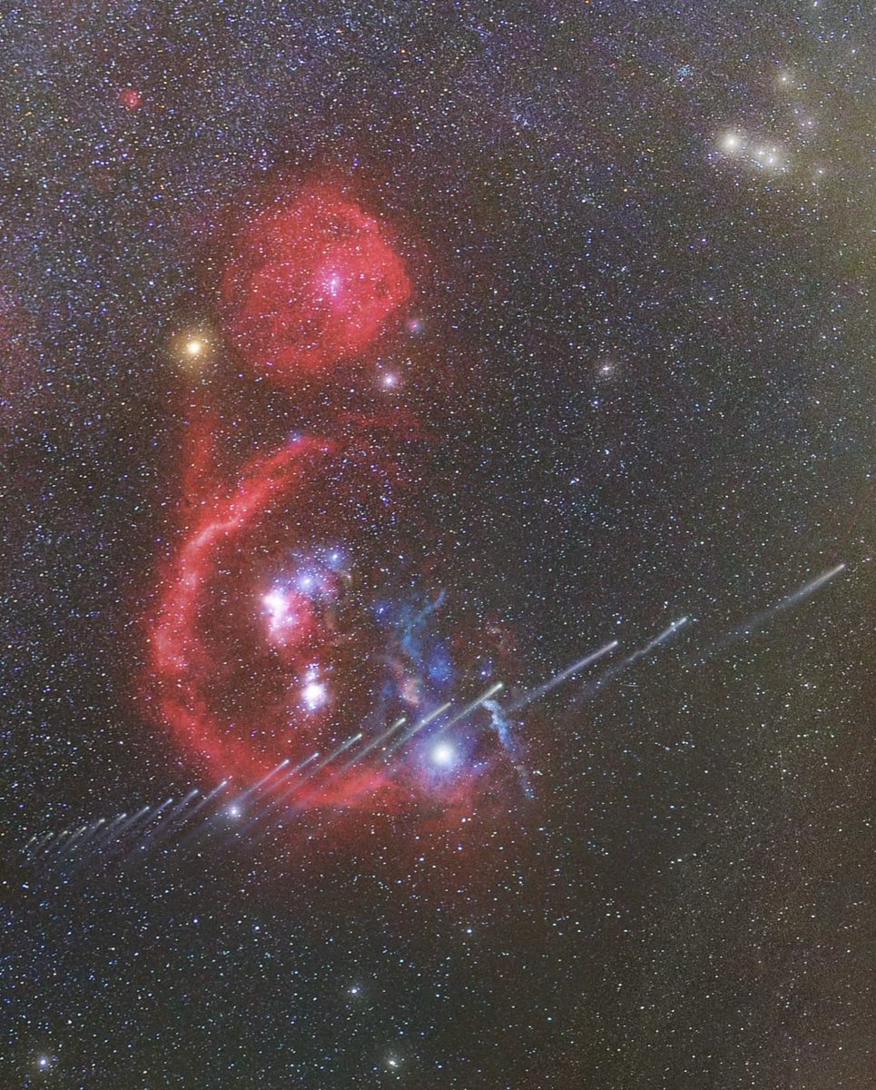 parcastroprades's tweet photo. Aquesta espectacular imatge mostra el pas del cometa C/2025 R3 (PanSTARRS) davant d’una de les constel·lacions més emblemàtiques del cel: Orió.

📷 Jakub Kuřák i Martin Mašek, amb imatges captades entre l’1 i el 22 de maig de 2026 des de prop de Cerro Paranal, Xile https://t.co/ybMMdnqFOQ