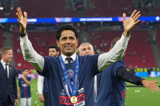 ناصر الخليفي عن التتويج الثاني تواليًا بدوري أبطال أوروبا: "الثاني هو الأفضل.". "الأول كان مميزًا، لكن الفوز باللقب للمرة الثانية على التوالي أمر استثنائي بالنسبة لنا.". وأضاف: "لقد عملنا لسنوات من أجل هذه الكأس... فزنا بها، ونريد الفوز بها مرة أخرى." 