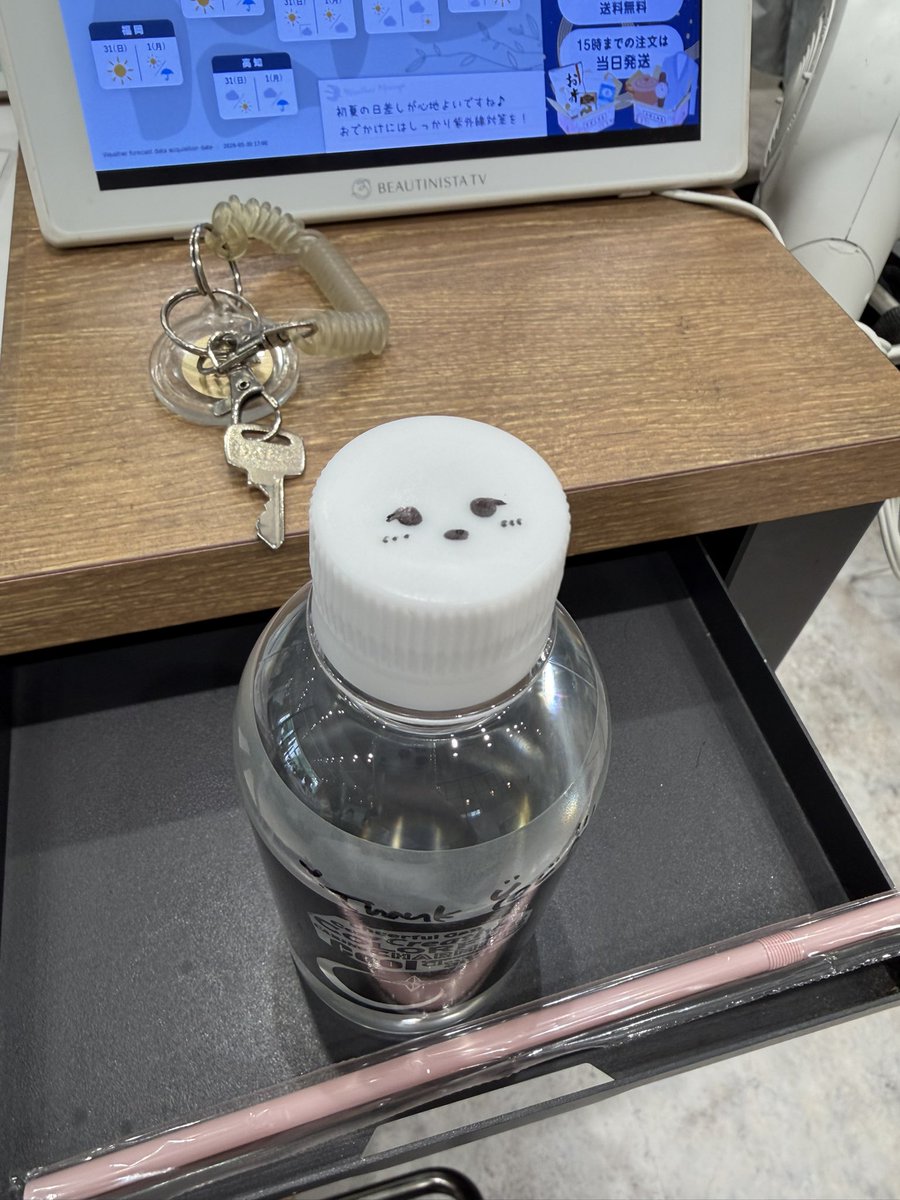 rumikuppy's tweet photo. 通ってる美容院のお姉さんが書いてくれた！誰かわかりますか？って🤭 https://t.co/ZBF8CZeCSr