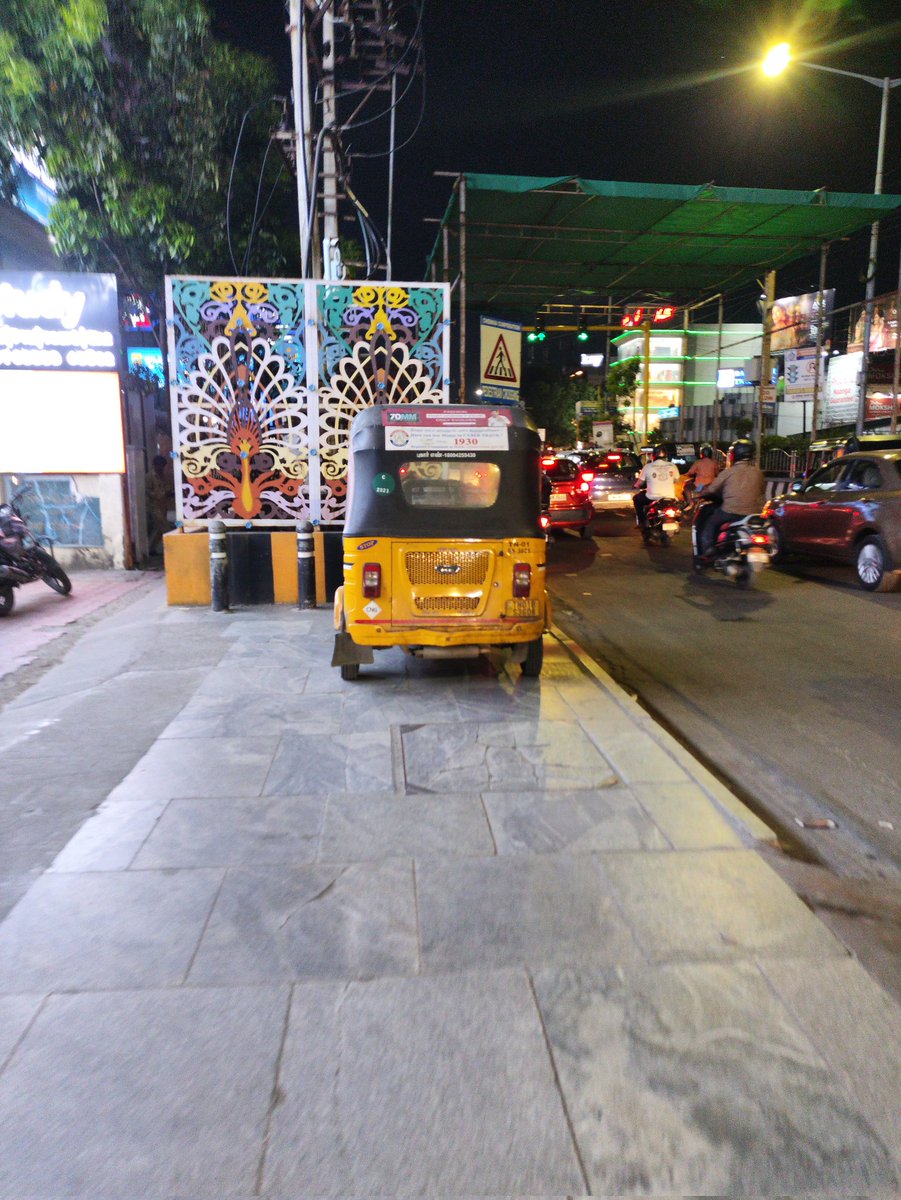 Akash3996's tweet photo. How can there be a transformer blocking a footpath @chennaicorp @TANGEDCO_Offcl and to make it worse auto is parked on footpath 

Location: Roundana Anna Nagar 
@AnnaNagarVoice https://t.co/aAdO4Ye7t2