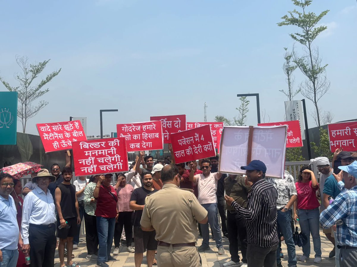 saurabh2agrawal's tweet photo. @GodrejProp's flagship project in Greater Noida #GodrejGolfLinks is a big failure in maintenance, transparency and quality. A peaceful protest today by residents against poor maintenance was met by hired goondas and bouncers of #GPL, who threatened residents including women
#GGL https://t.co/QTUD2aTuZz