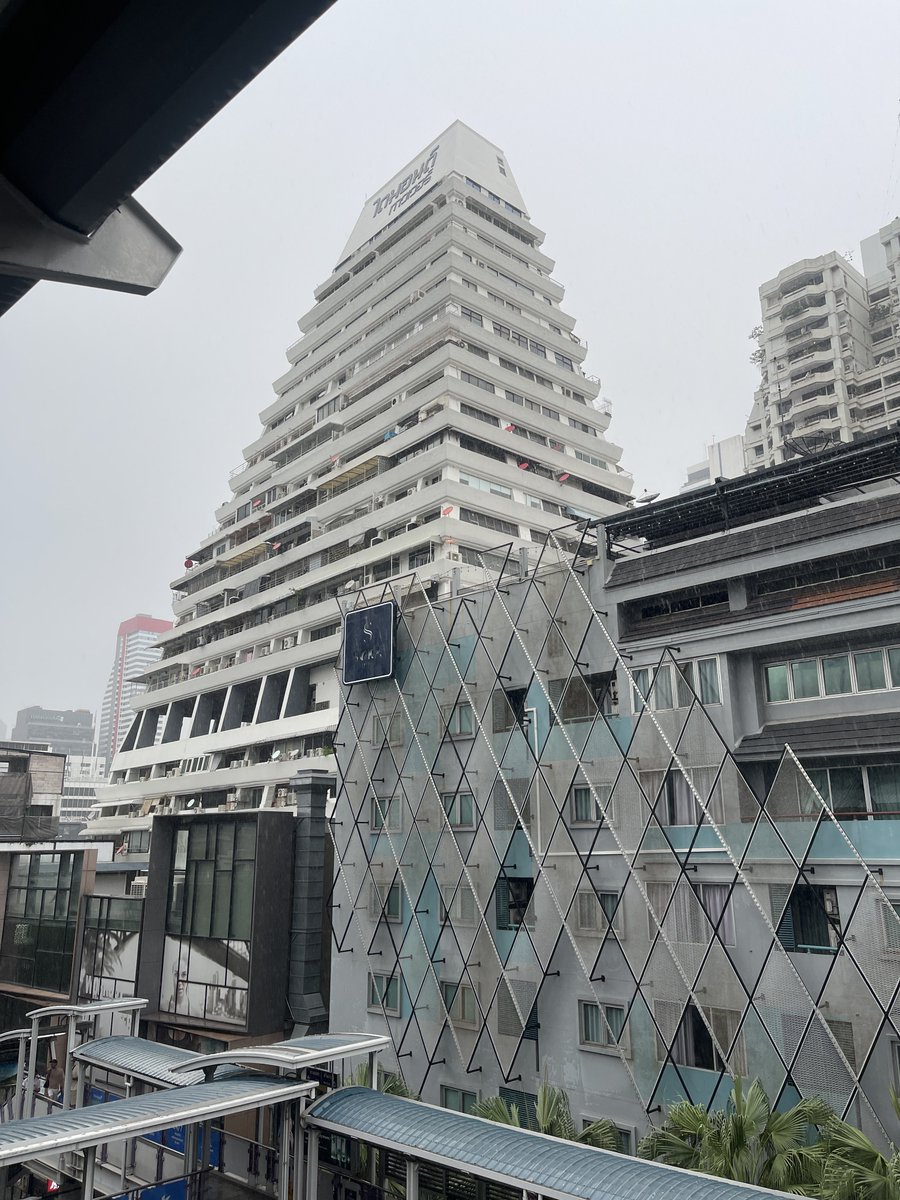 Naoking1985's tweet photo. ヒエラルキーを感じるマンション https://t.co/iqJMnVBFgR