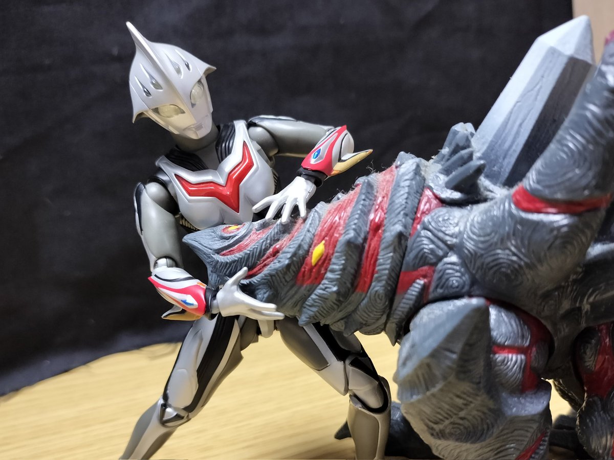 ゴルゴレム対ウルトラマンネクサス