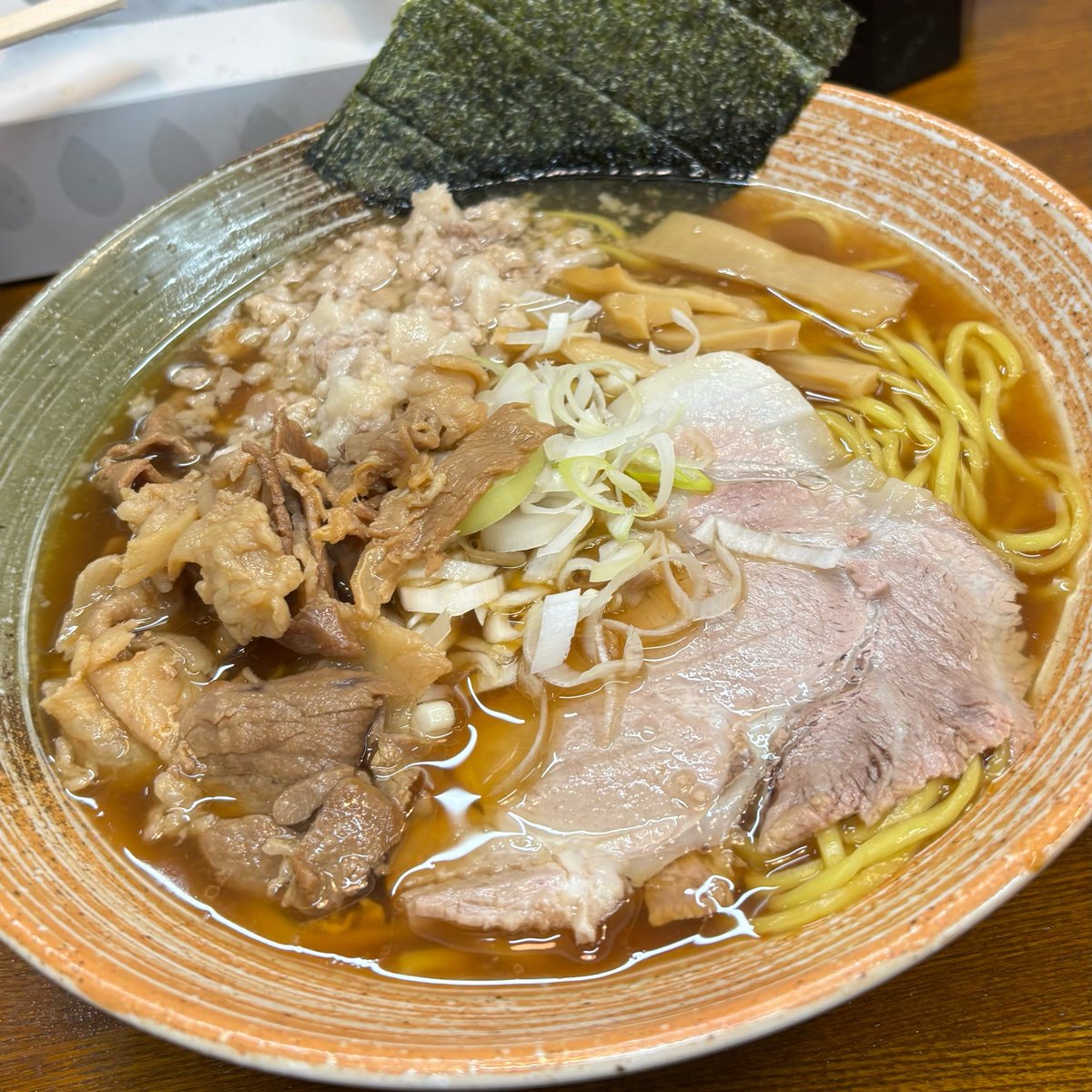STOMONSTER's tweet photo. 覆麺神田／高坂
スペイン産16ヶ月熟成生ハム原木出汁
悪い奴正油ラーメン

神田さんリニューアルオープン2日目🚶‍♂️
店主、気を使って親方にラーメン作らせて文句を言われる🤣
その和気藹々感が神保町で見れなくなる寂しさも有りますがリスタート応援します📣
美味しいラーメン、ごちそうさまでした🙏🏻 https://t.co/93ziVbh8pt