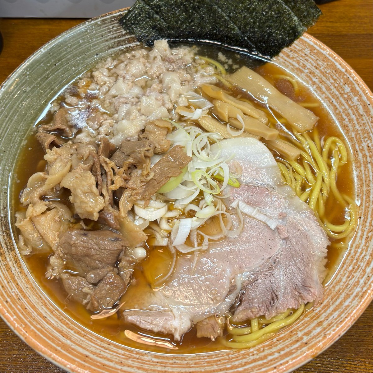STOMONSTER's tweet photo. 覆麺神田／高坂
スペイン産16ヶ月熟成生ハム原木出汁
悪い奴正油ラーメン

神田さんリニューアルオープン2日目🚶‍♂️
店主、気を使って親方にラーメン作らせて文句を言われる🤣
その和気藹々感が神保町で見れなくなる寂しさも有りますがリスタート応援します📣
美味しいラーメン、ごちそうさまでした🙏🏻 https://t.co/93ziVbh8pt