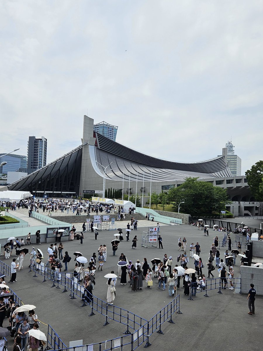 msdptm's tweet photo. 渋谷へ向かう途中に原宿駅で下車して
ディスコ・ディスコ・ディスコ
ぐるんぐるん の会場となった
『代々木第一体育館』
マカロニのPVが撮影された
『代々木公園の橋』
コールドスリープ前、最後に出演した
『NHKホール』
こけら落とし公演が開催された
『LINE CUBE SHIBUYA』
の聖地散策をしました https://t.co/wi7Ku0h4YZ