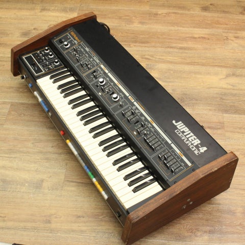 1484_shinjuku's tweet photo. Roland JUPITER-4 中古で入荷!
VCOが1系統ながら、オシレーター、フィルター、LFOセクション、コーラス機能、その他のコンポーネントの特性を組み合わせることで、太く暖かみのあるサウンドを実現!また、8種類のユーザープリセットの保存が可能!!
#vintagesynth #キーボードマート新宿 https://t.co/ufWqrSHlvi