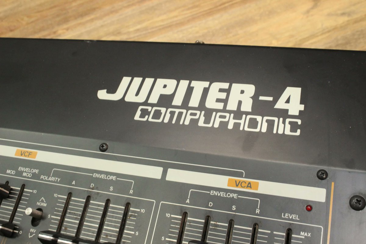 1484_shinjuku's tweet photo. Roland JUPITER-4 中古で入荷!
VCOが1系統ながら、オシレーター、フィルター、LFOセクション、コーラス機能、その他のコンポーネントの特性を組み合わせることで、太く暖かみのあるサウンドを実現!また、8種類のユーザープリセットの保存が可能!!
#vintagesynth #キーボードマート新宿 https://t.co/ufWqrSHlvi