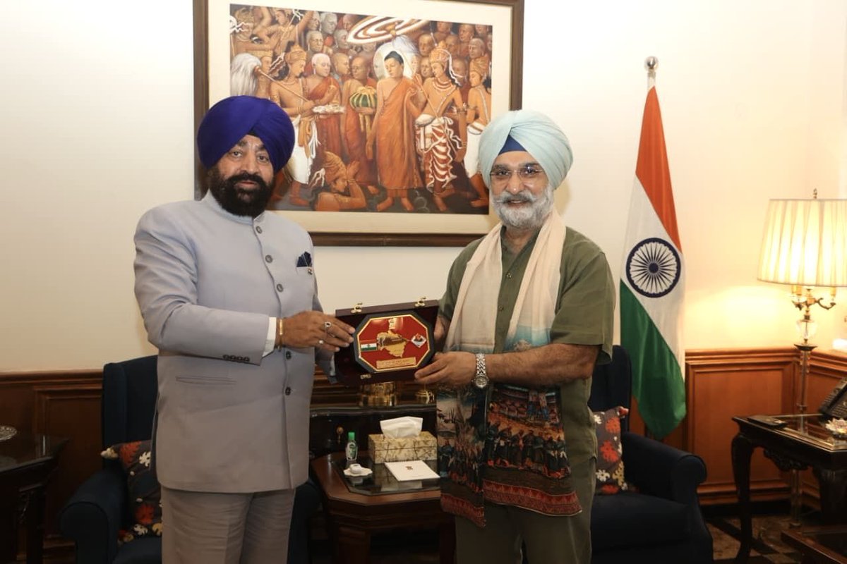 LokNiwasDelhi's tweet photo. Hon’ble Governor of Uttarakhand, Gen. Gurmit Singh (Retd.), met Hon’ble @LtGovDelhi, Sardar @SandhuTaranjitS, at @LokNiwasDelhi. https://t.co/0oBbSCMbLM