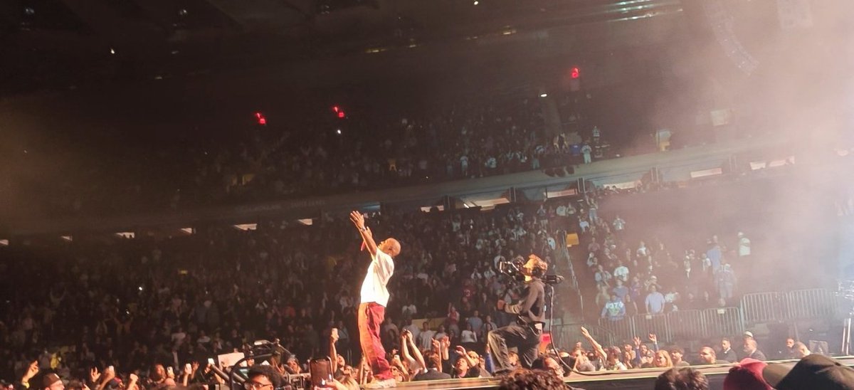 crypCS's tweet photo. Few more of my favorite shots from @KiDCuDi at MSG https://t.co/ydKJ0Wbjq8