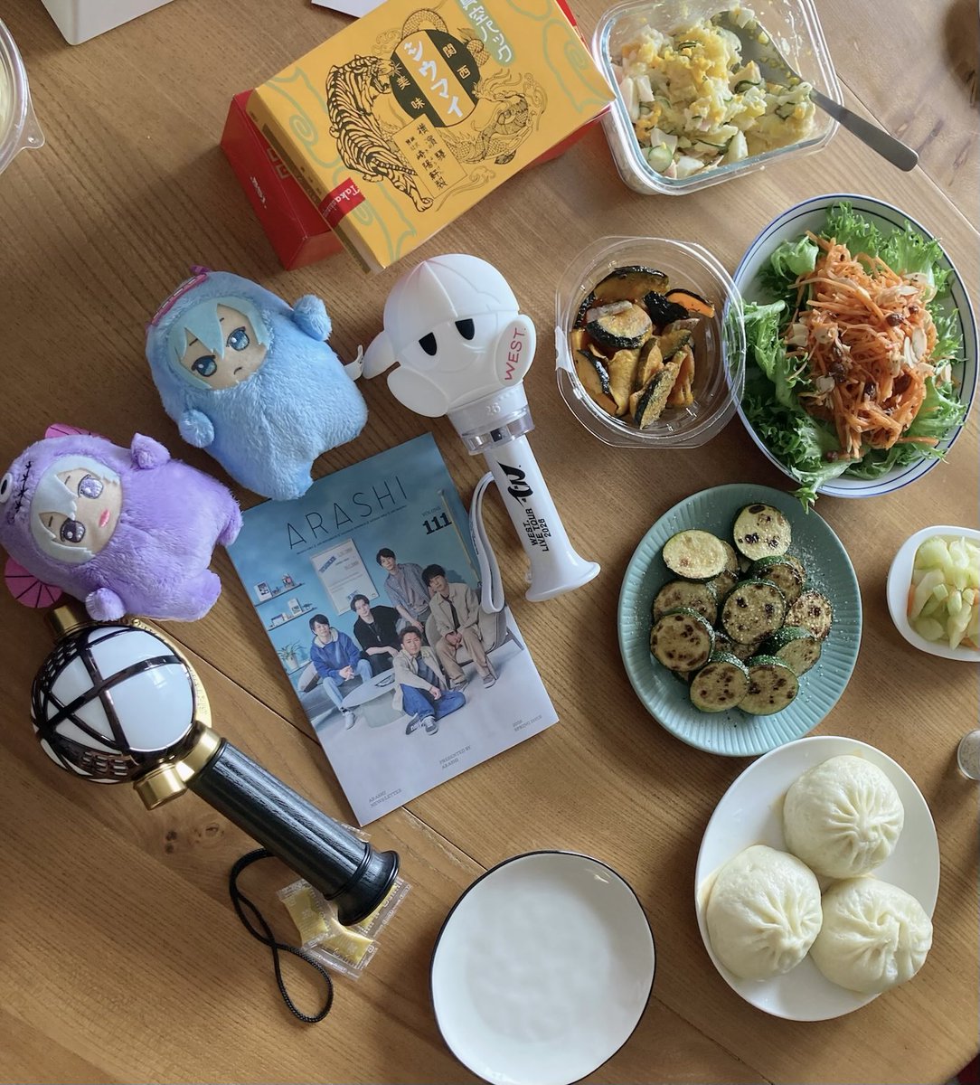 4chari7's tweet photo. 嵐のラストライブ配信を見せてもらいに友人宅にお邪魔🥰嵐のグッズを持った人間がいない！ww https://t.co/xL5zICnyti