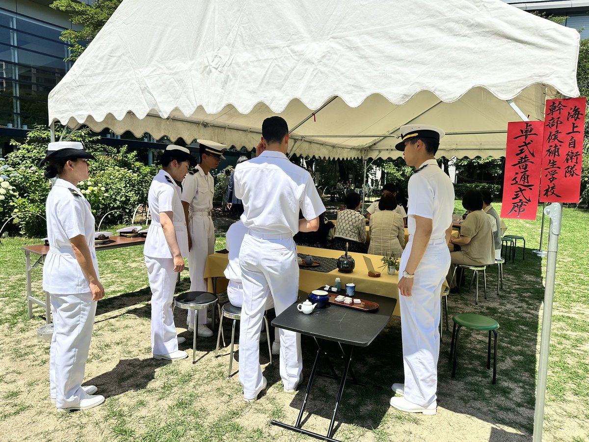 kurep90's tweet photo. 呉に縁の深い「売茶流」素敵なお茶会に海上自衛隊さんのお席も。やはり、嗜みとしてお作法を学ぶのでしょうか。白い制服も涼やかで、初夏楽しむ時間になりました。
#広島市
#縮景園
#売茶流
#煎茶道
#菖蒲会
#海上自衛隊
#幹部候補生 https://t.co/XsEAIQZygj