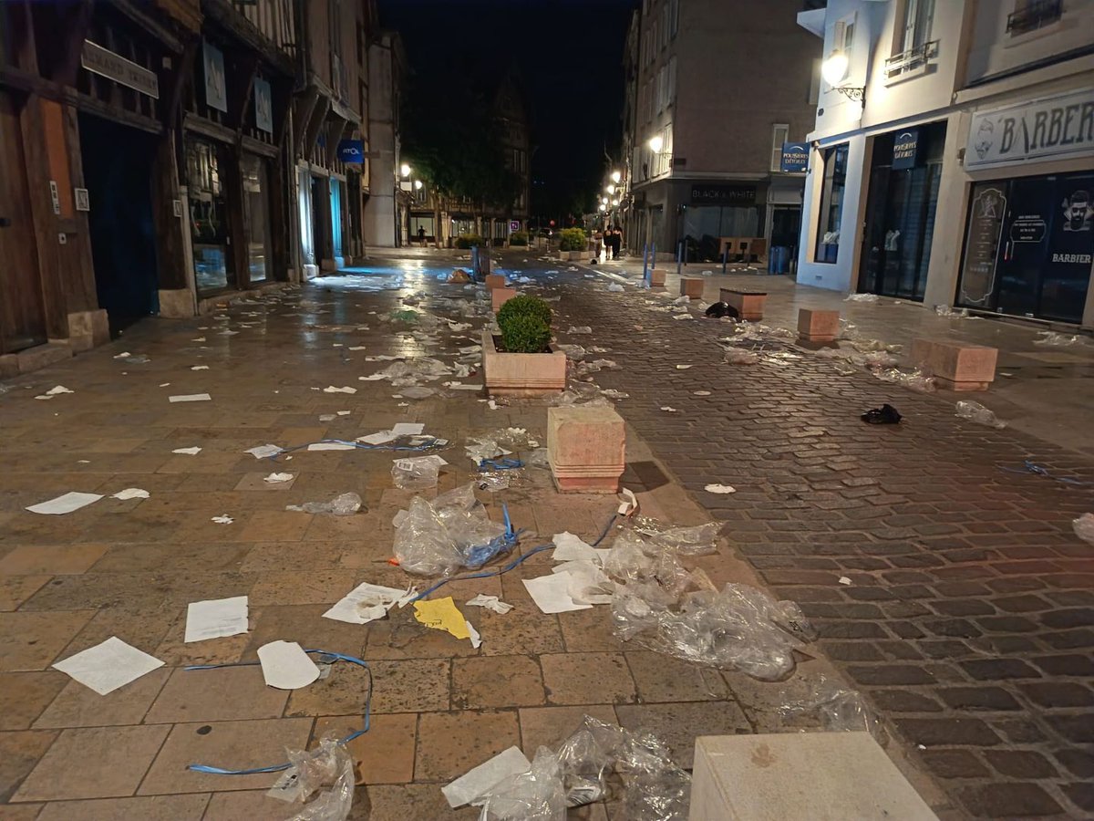 SFournillon's tweet photo. Scènes de violence hier soir à #Troyes, le chaos total, casseurs, combats et agressions. Des  Dégâts, quelle désolation. #Psg #Aube #Champagne #France #Football #ChampionEurope https://t.co/LruPABsF8J