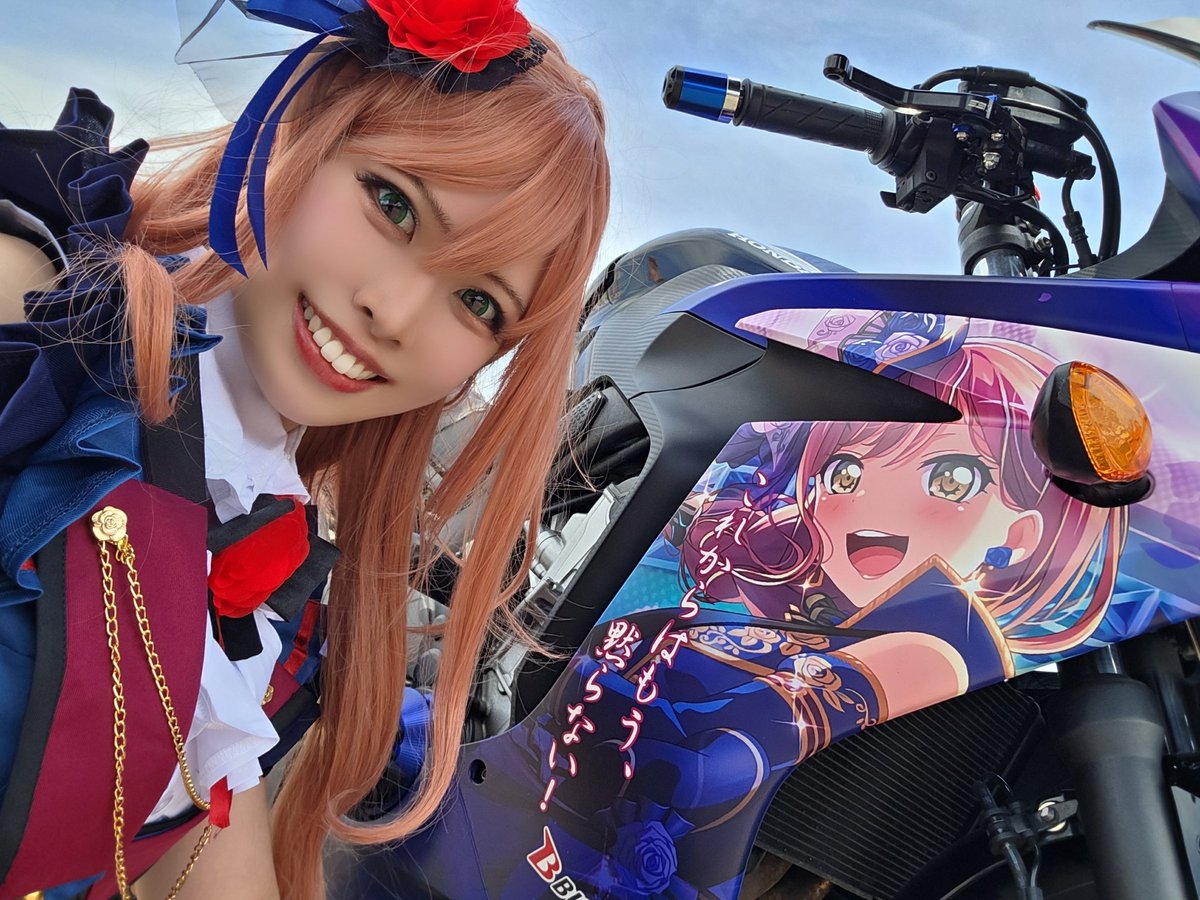 arise_5_S's tweet photo. #ひめたま祭
リサさんコスで旦那の痛車とキャラ併せでした🌹✨
とにかく激アツだった～！！！
初出しの衣装着られて良かった🎸
(2枚目は動画からのスクショ) https://t.co/2EtFvMdBYa