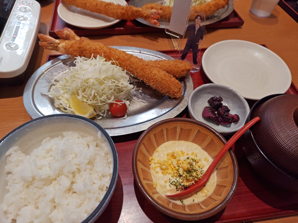 9tkfLn9P3Mn2JSG's tweet photo. 十角館観劇行って来ました!!
面白かったです!!
演出が懐かしい舞台感＆面白い演出でした!!
パンフとアクスタが売り切れててしょんぼりでしたが😥
以前友人に連れてってもらったエビフライを食べてお腹いっぱいで帰ります! https://t.co/yThf8LSYWJ